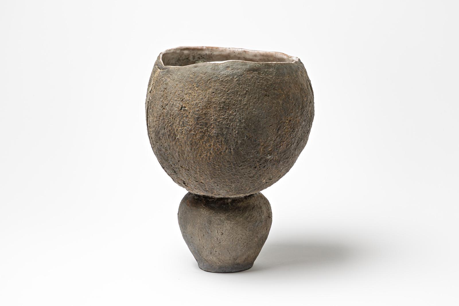 Francese Ciotola con piede in ceramica smaltata con interno bianco perlato di Gisèle Buthod-Garçon. in vendita