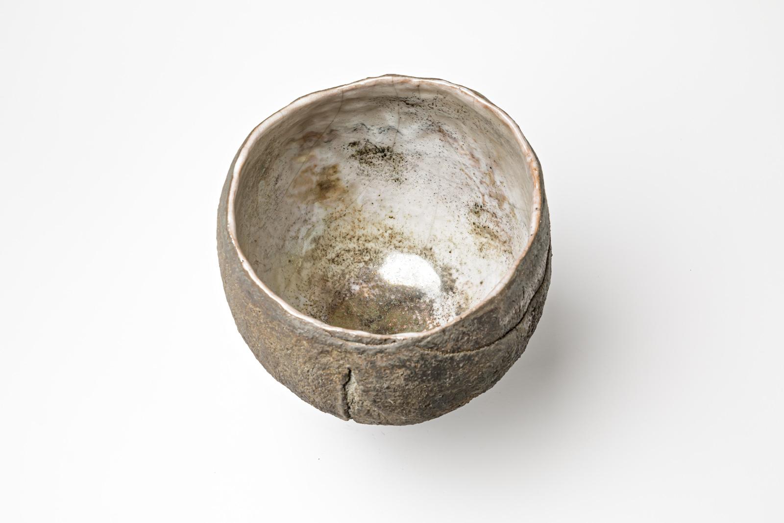 XX secolo Ciotola con piede in ceramica smaltata con interno bianco perlato di Gisèle Buthod-Garçon. in vendita