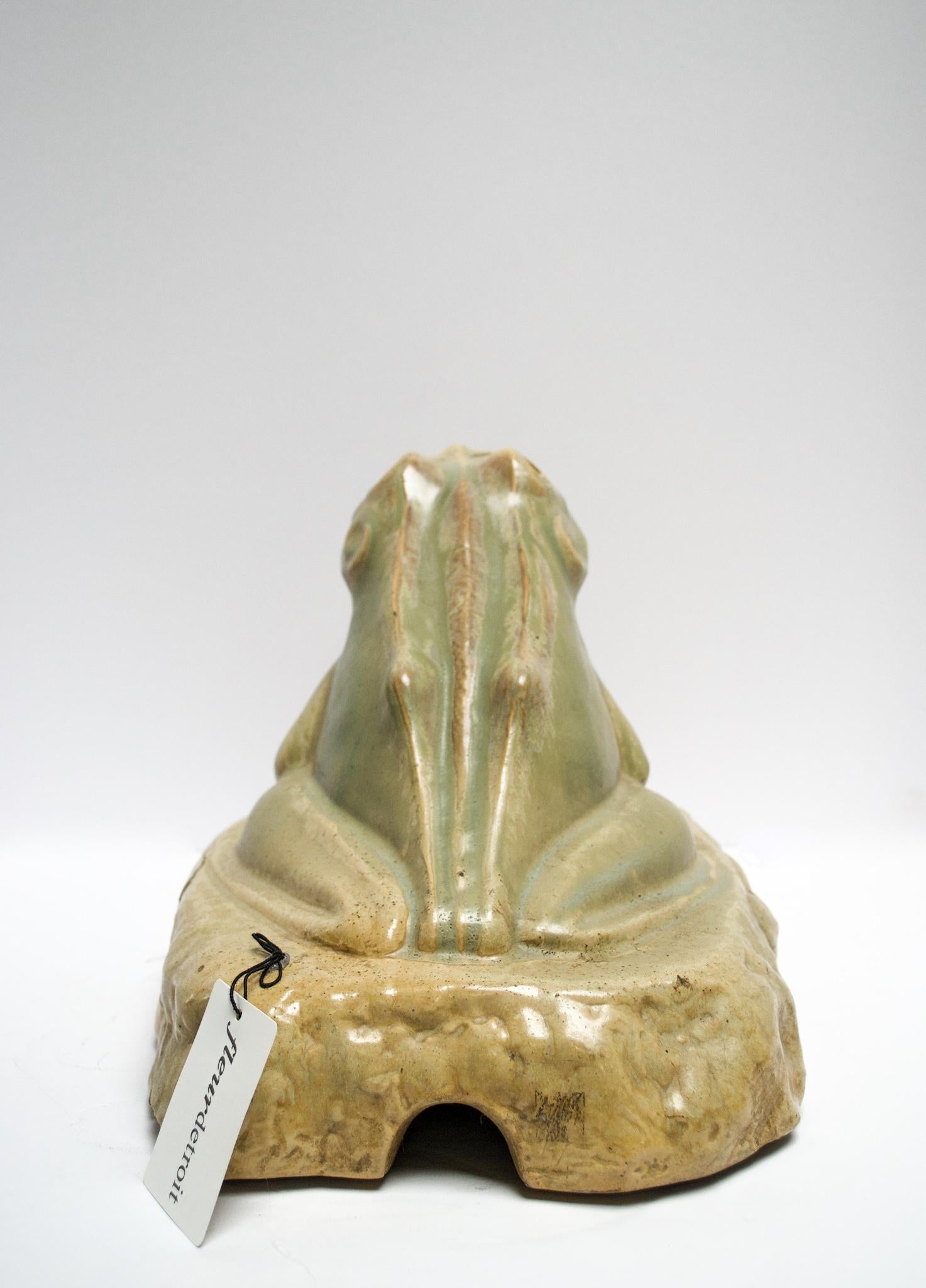 Brunnenkopf aus glasierter Keramik mit Frosch (Europäisch) im Angebot