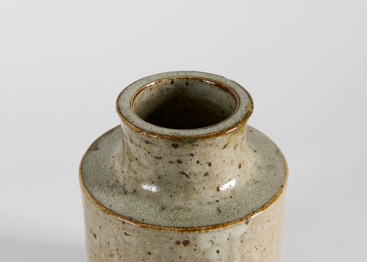 Un vase du milieu du siècle magnifiquement émaillé, exécuté par Marianne Westman pour la vénérable firme suédoise de céramique Rorstrand.

Signé.