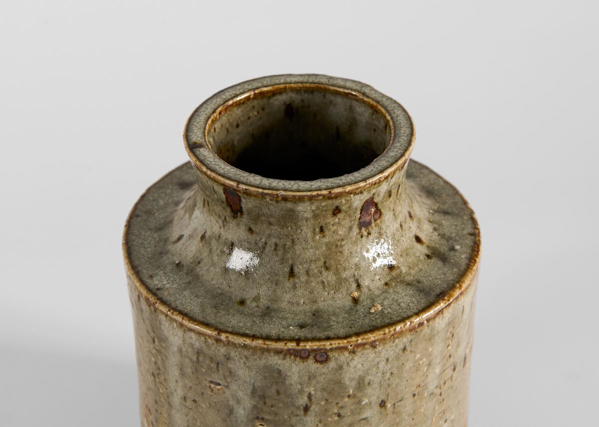 Un vase du milieu du siècle magnifiquement émaillé, exécuté par Marianne Westman pour la vénérable firme suédoise de céramique Rorstrand.

Signé.
