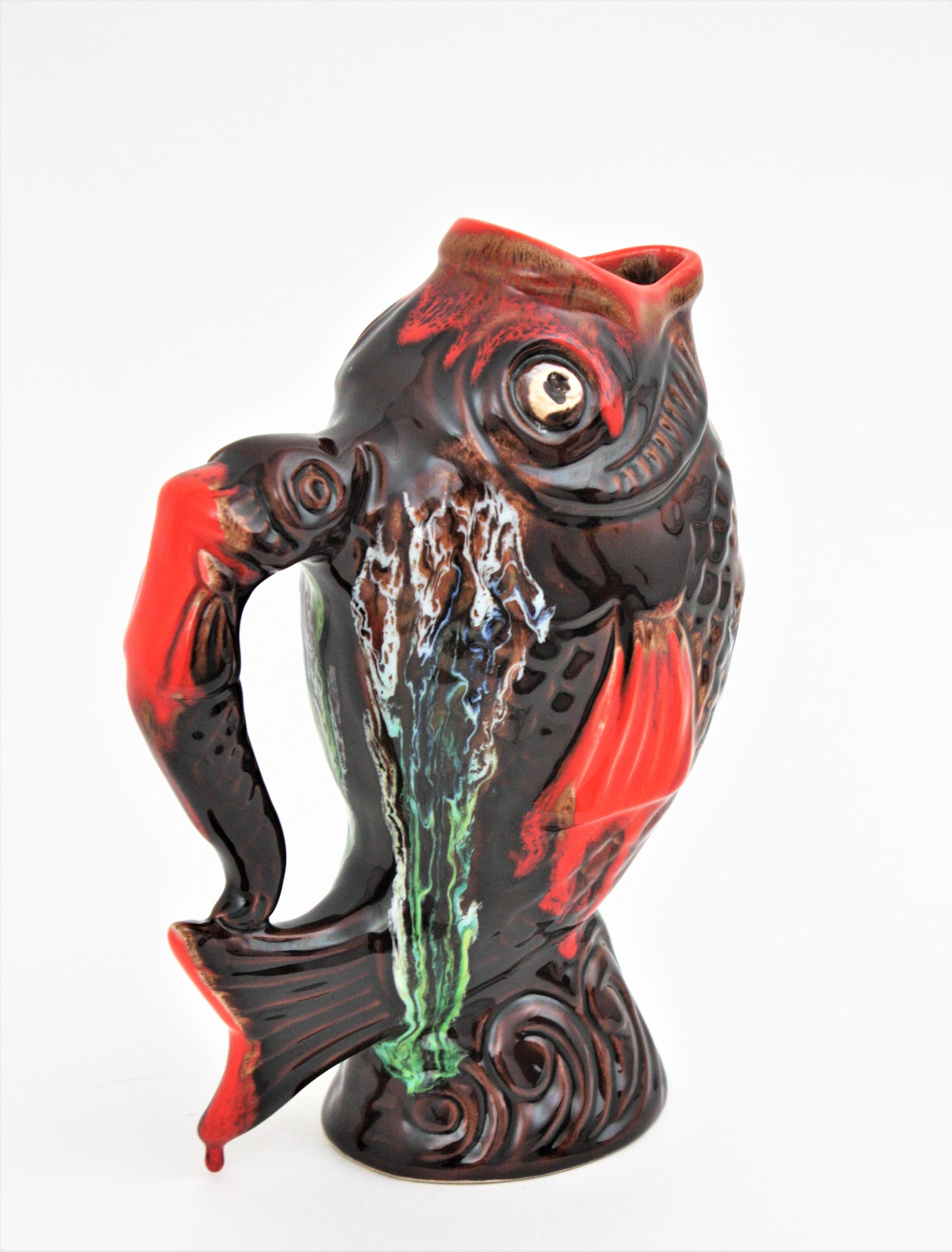 Vernissé Pichet à cruche en céramique émaillée Gurgle Fish par Vallauris, années 1950 en vente