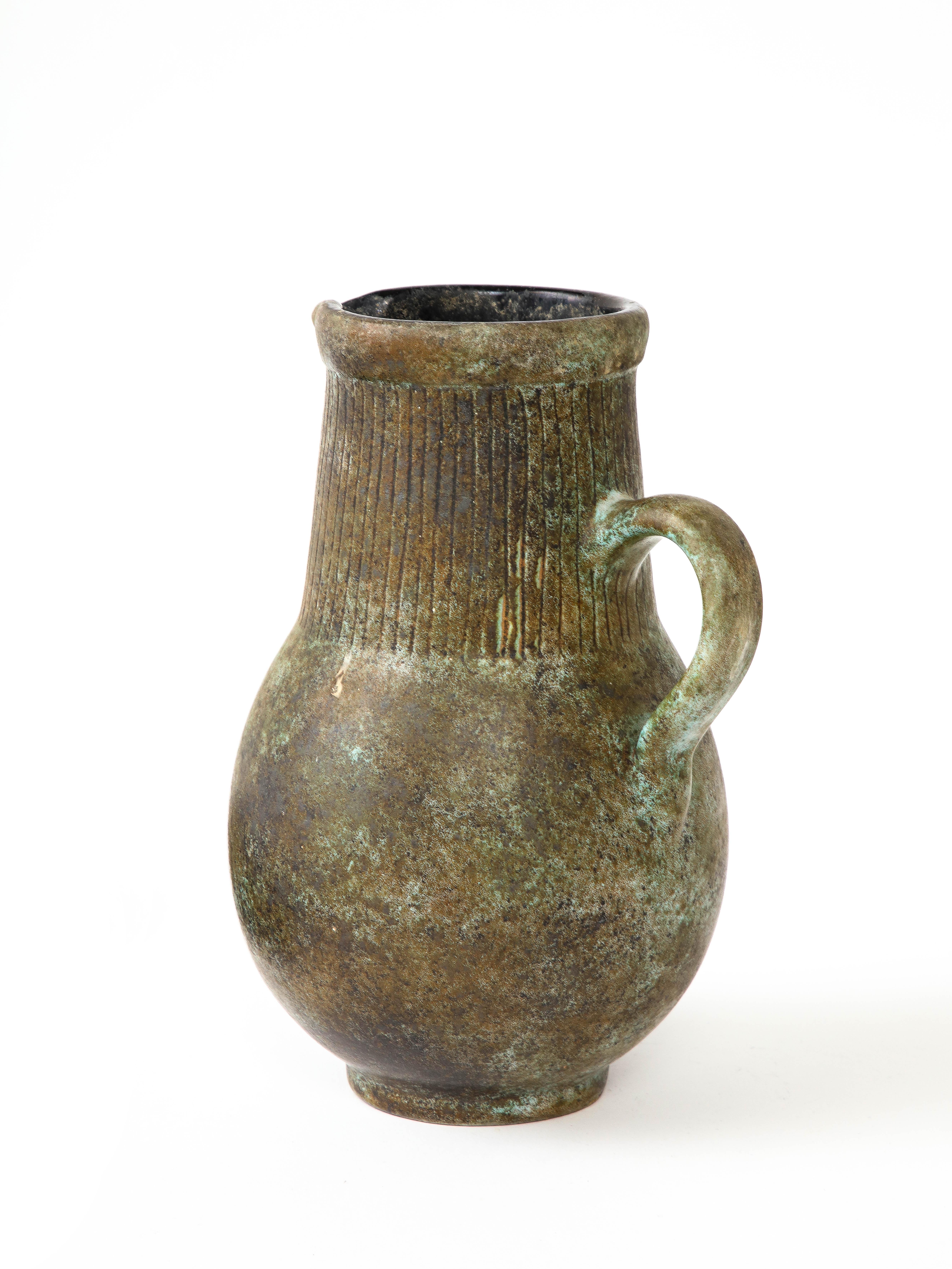Magnifique cruche d'aspect ancien avec une glaçure pommelée verte et brune.