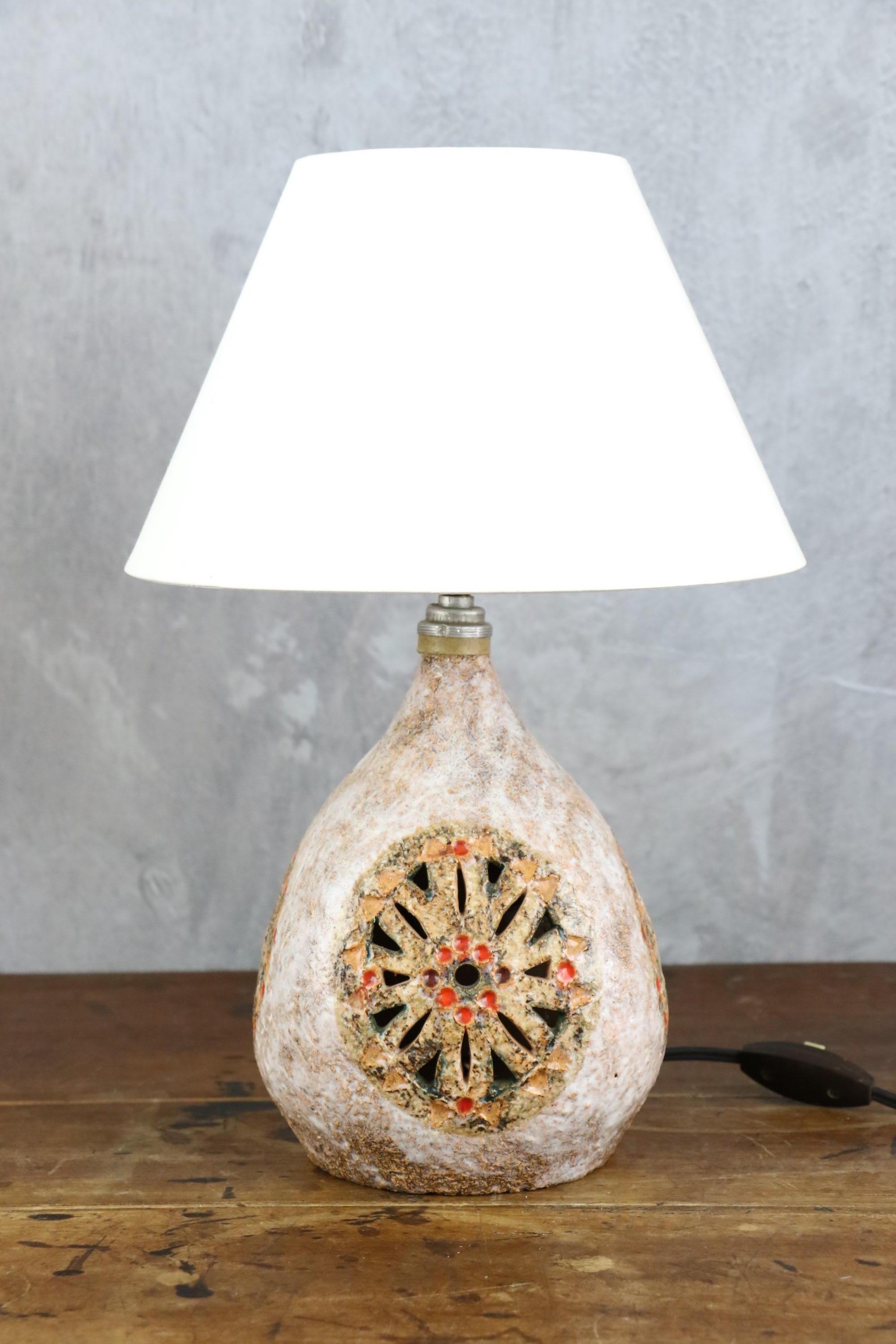 Glazed ceramic lamp by Raphaël Giarusso, 1960, Era Georges Pelletier

Beautiful ceramic lamp, with a pinkish glaze and rosette decorations typical of Raphaël Giarusso's creations. 
A great friend of Georges Pelletier, he founded the Rebeval workshop