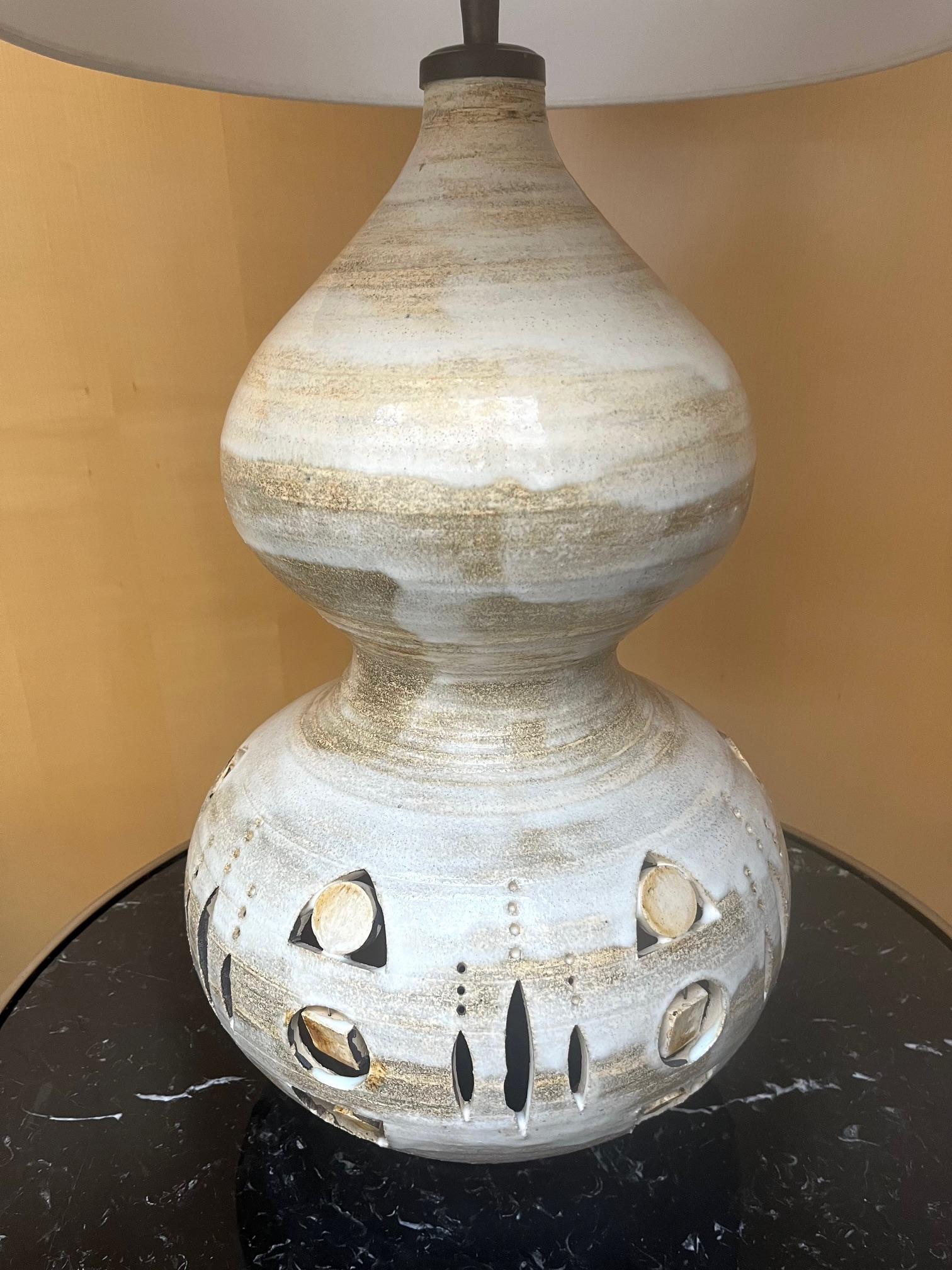 Grande lampe de table en céramique émaillée. 
Ajouré sur tout le corps de la lampe.
La céramique est émaillée dans des tons crème ou beige. 
Double électrification avec lumière à l'intérieur du corps de la lampe 
Rewired 
 Cannes, sud de la France,