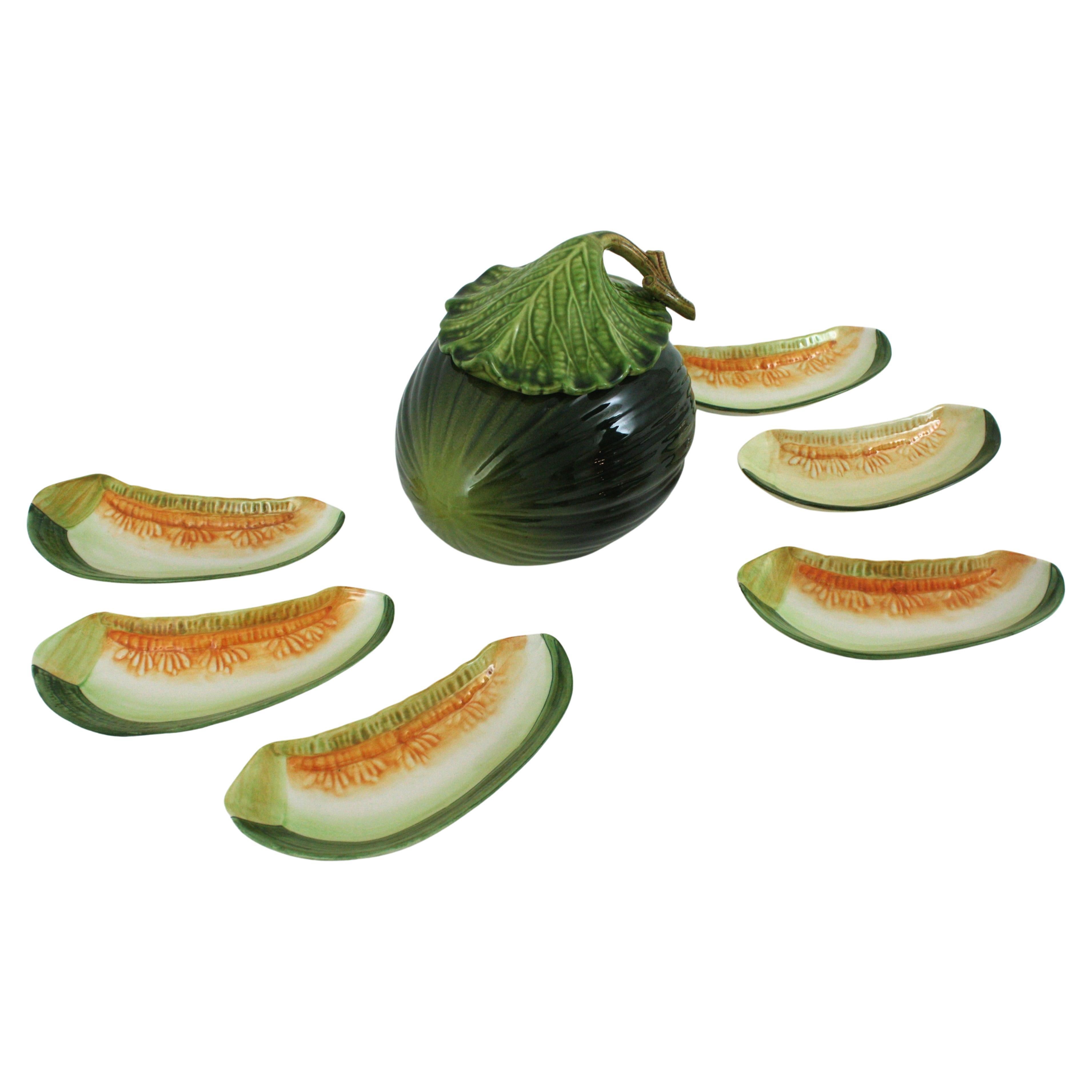 Set da portata per dessert con design a melone: 6 piatti + 1 zuppiera, Italia, anni '60.
Set unico di 6 piatti in ceramica maiolica a forma di fetta di melone e una grande zuppiera di melone,
La zuppiera in ceramica a forma di melone con coperchio
