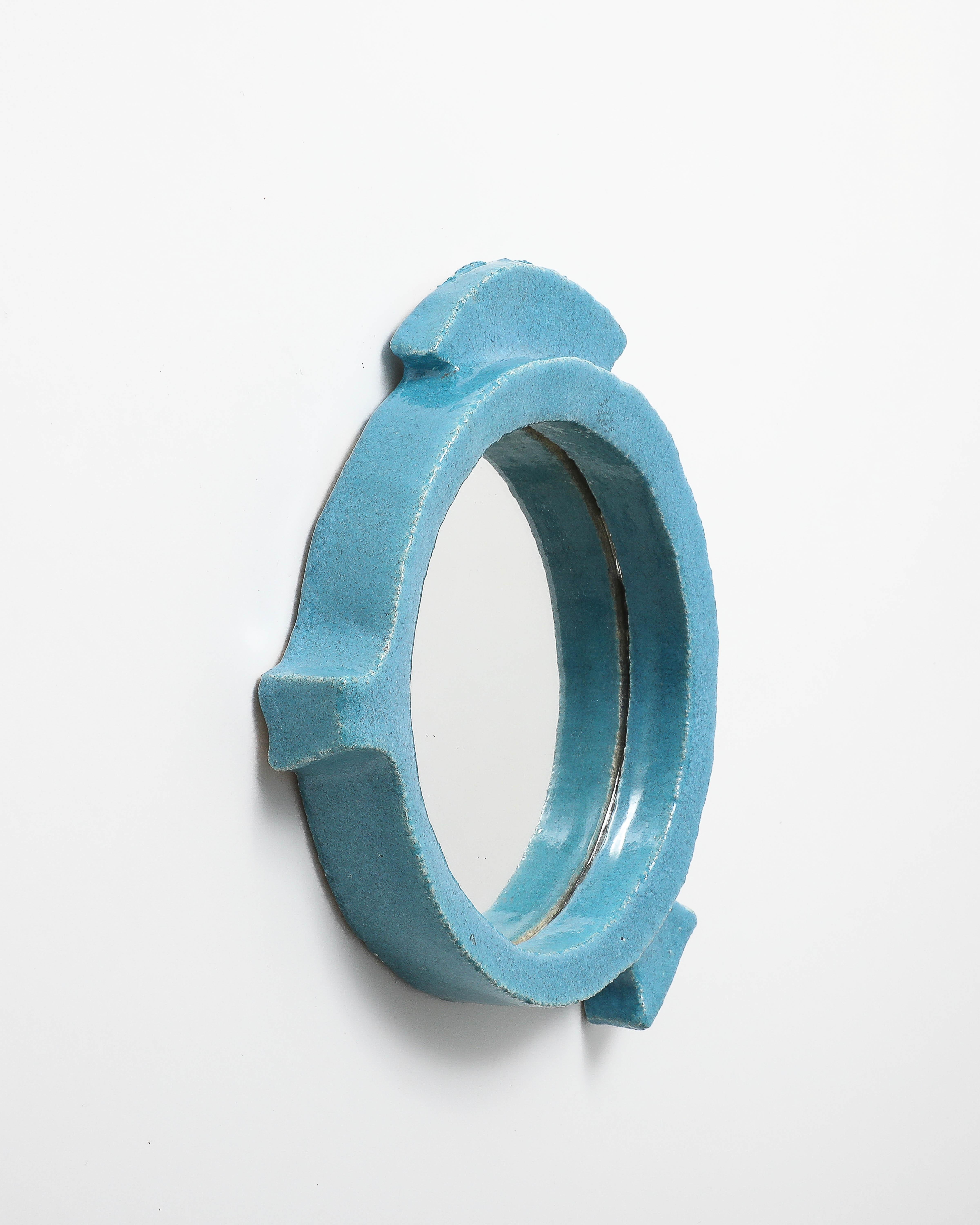 Miroir en céramique avec une glaçure turquoise claire, en forme de poisson. Signé 