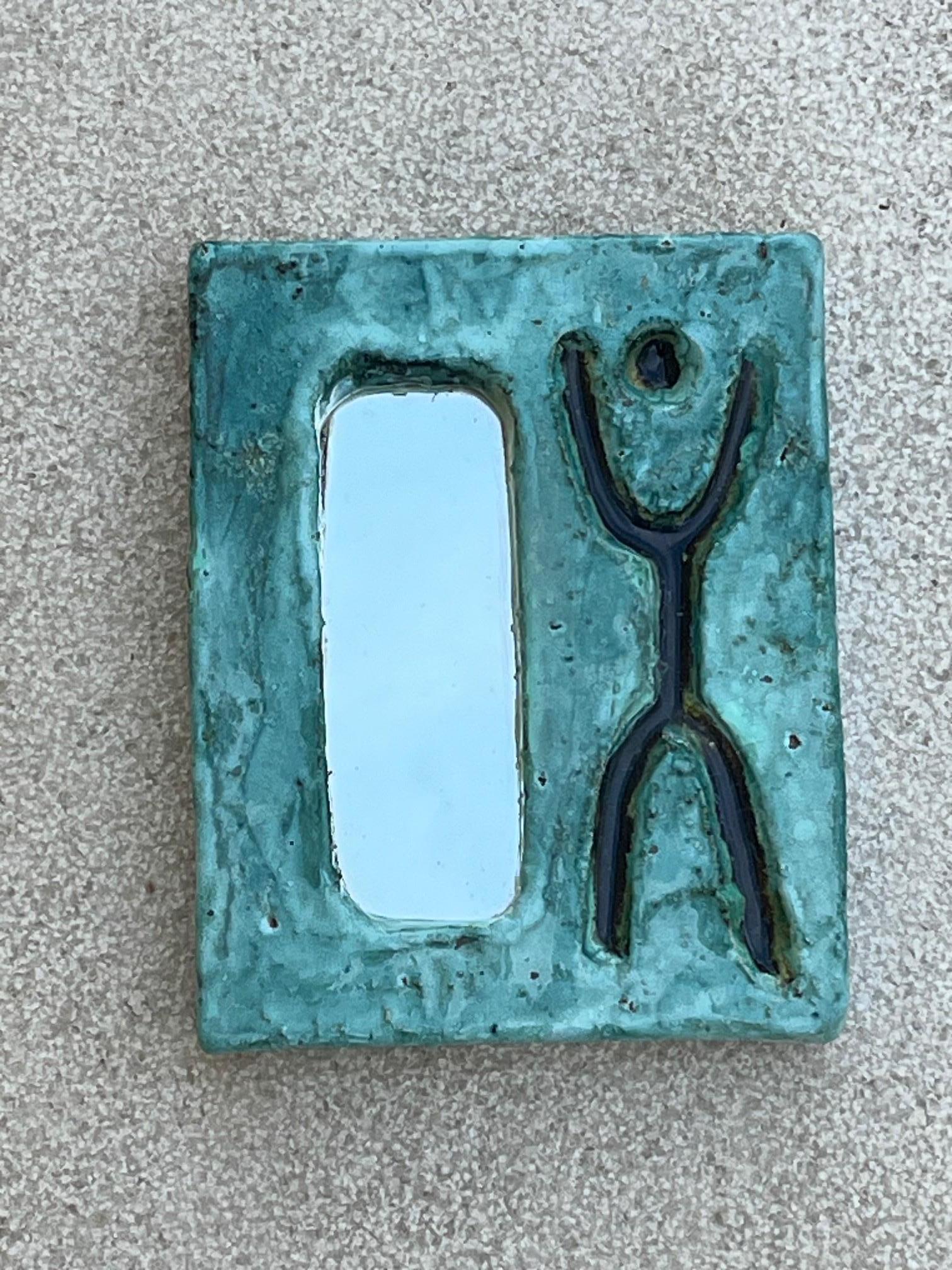 Specchio in ceramica, Galerie Palissy, Vallauris
Smalto blu/verde su un corpo in argilla grezza con un corpo stilizzato inciso sul lato dello specchio.
. Condizioni eccellenti.
Firmato sul retro 
