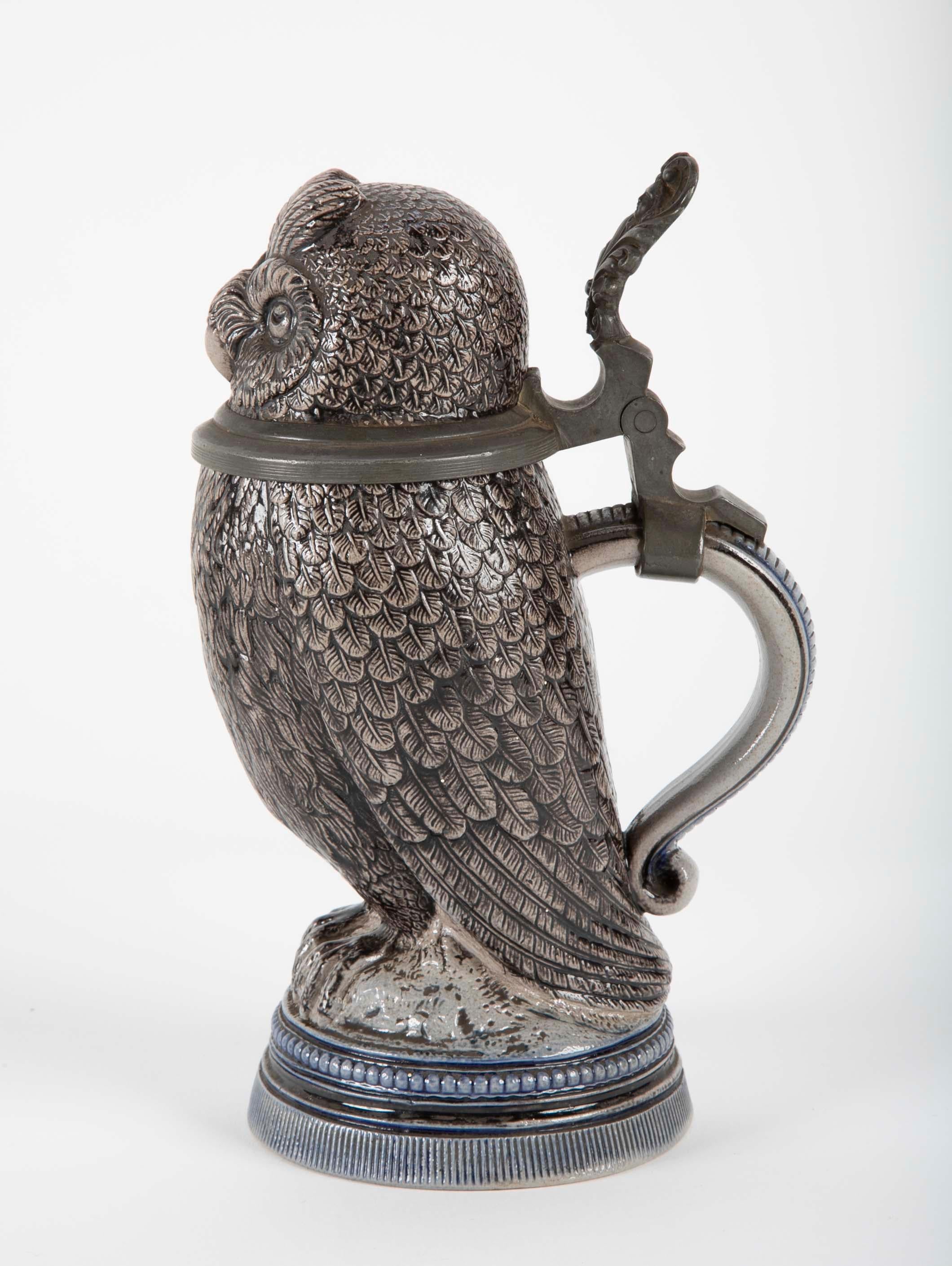 Vernissé Pichet en céramique émaillée en forme de hibou avec montures en étain en vente