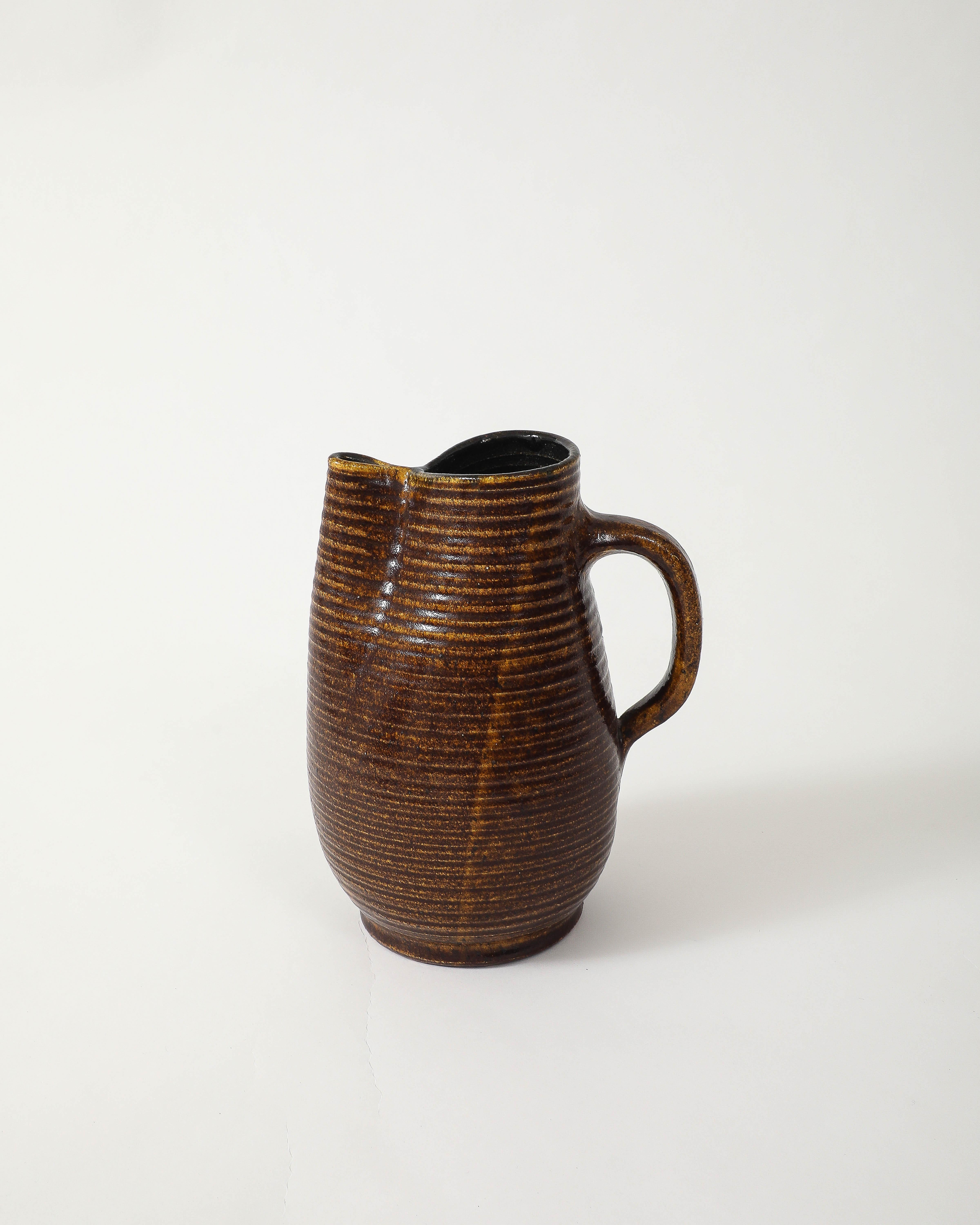 Brocca in ceramica smaltata realizzata da Accolay nella regione francese della Costa Azzurra.