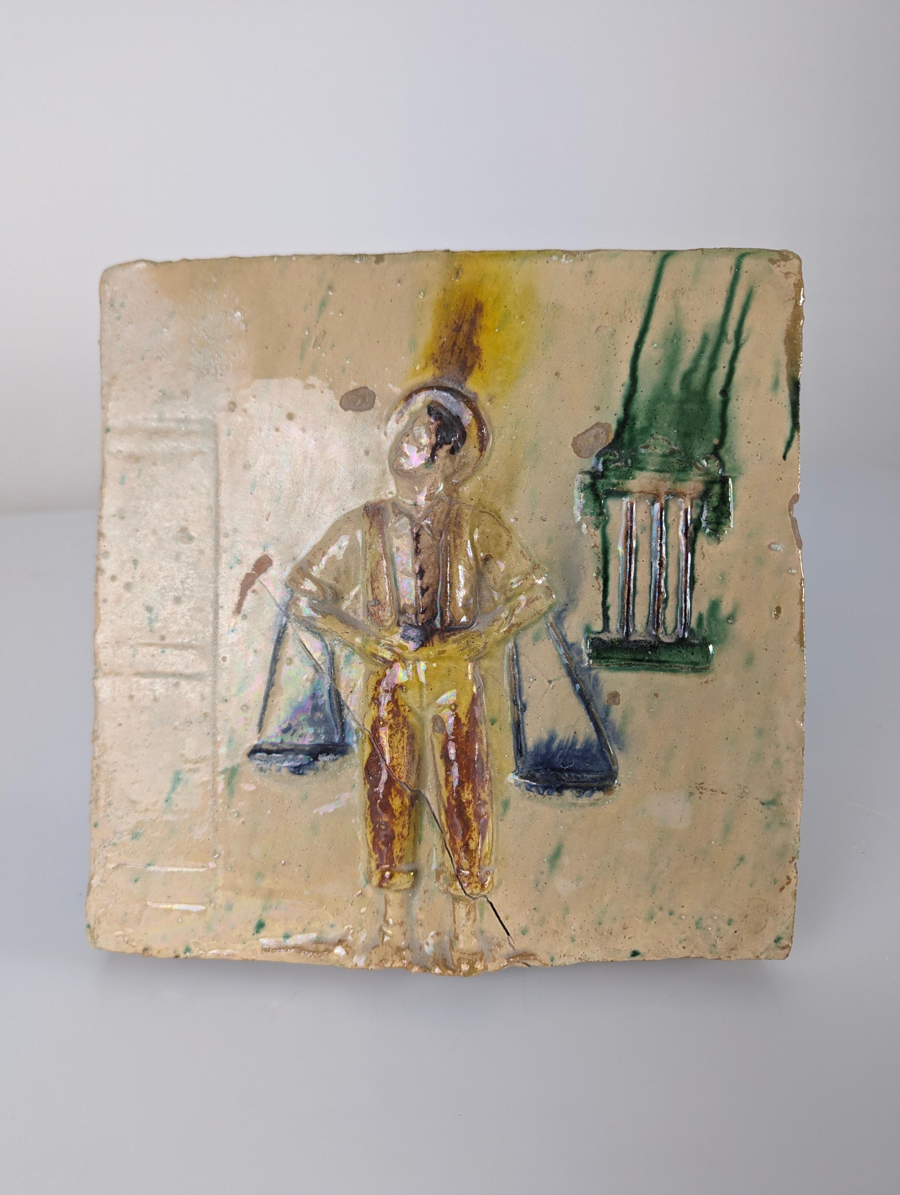 Bellissimo piatto o piastrella in ceramica smaltata con riflessi iridescenti, originale della metà del secolo scorso che rappresenta l'iconico Cenachero, un venditore di pesce con un cesto di erba sparto su ogni braccio e che trasportava il prodotto