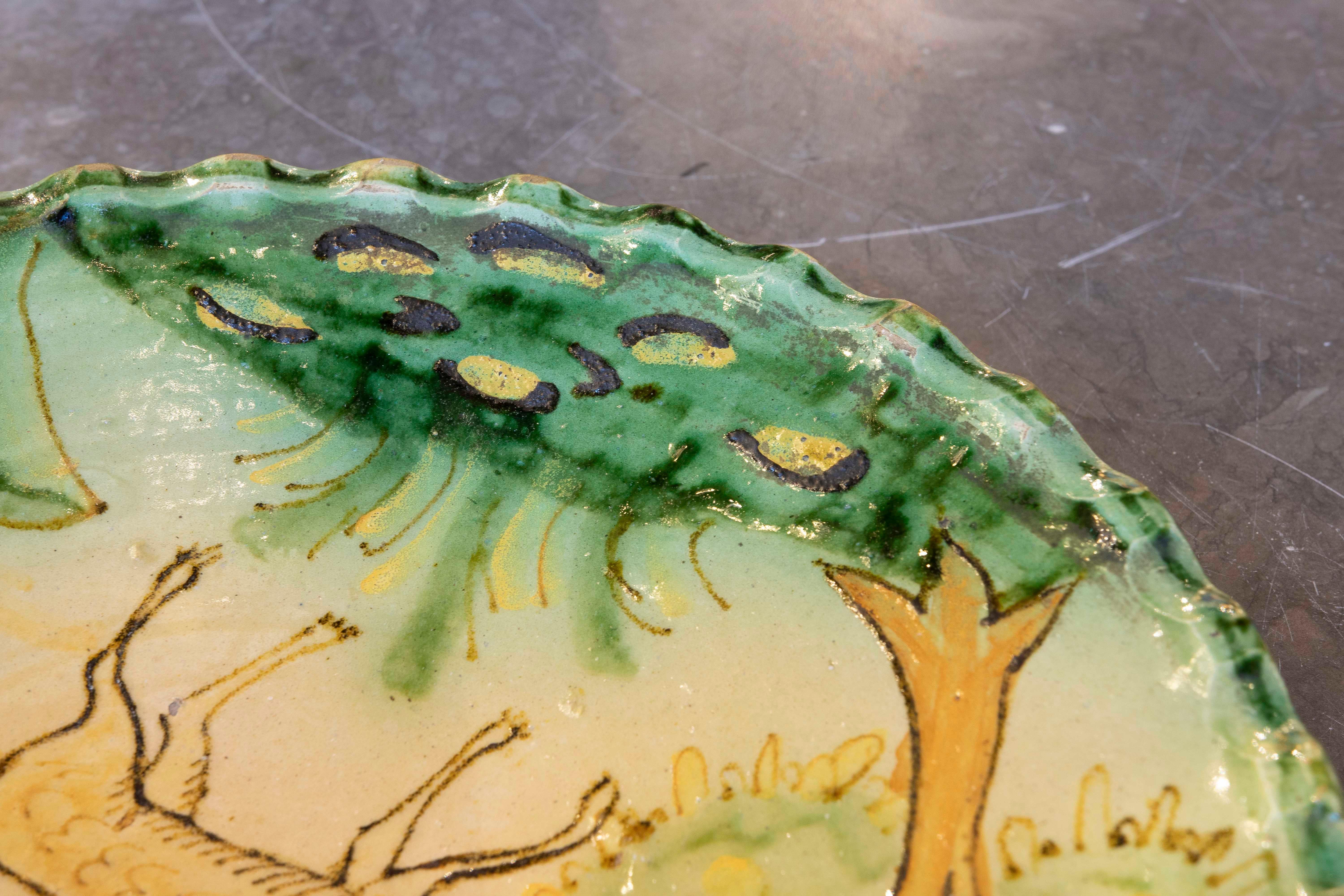 Assiette en céramique émaillée représentant le pont d'un archéologue avec une scène de chien et d'arbres en vente 4