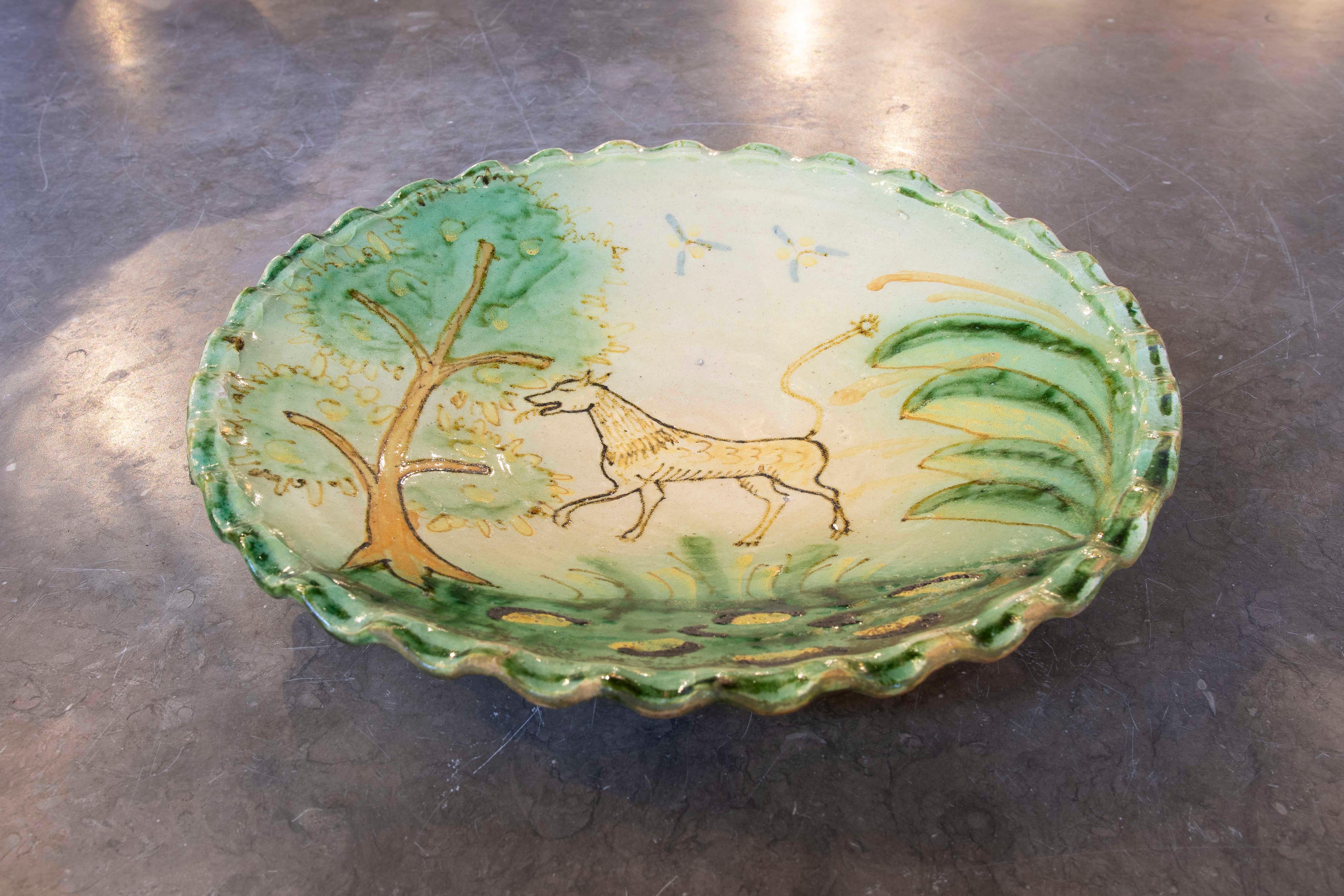 Espagnol Assiette en céramique émaillée représentant le pont d'un archéologue avec une scène de chien et d'arbres en vente