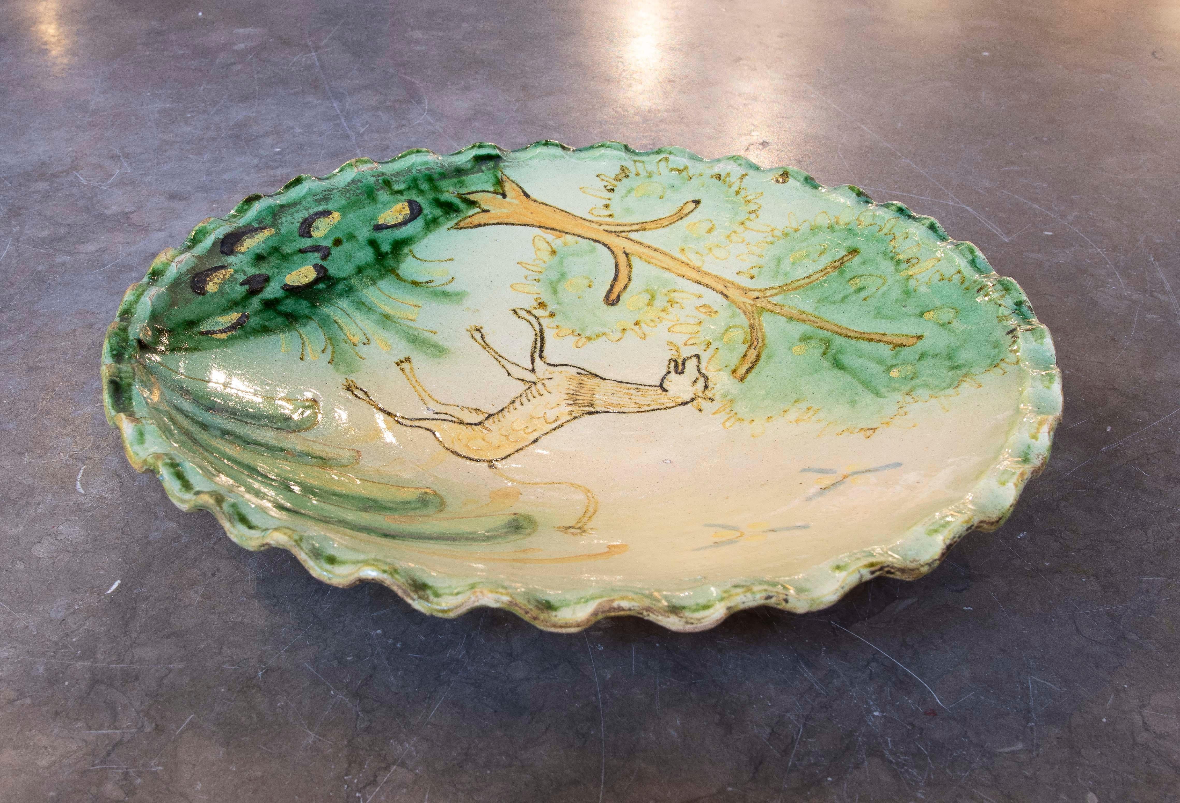 Assiette en céramique émaillée représentant le pont d'un archéologue avec une scène de chien et d'arbres Bon état - En vente à Marbella, ES