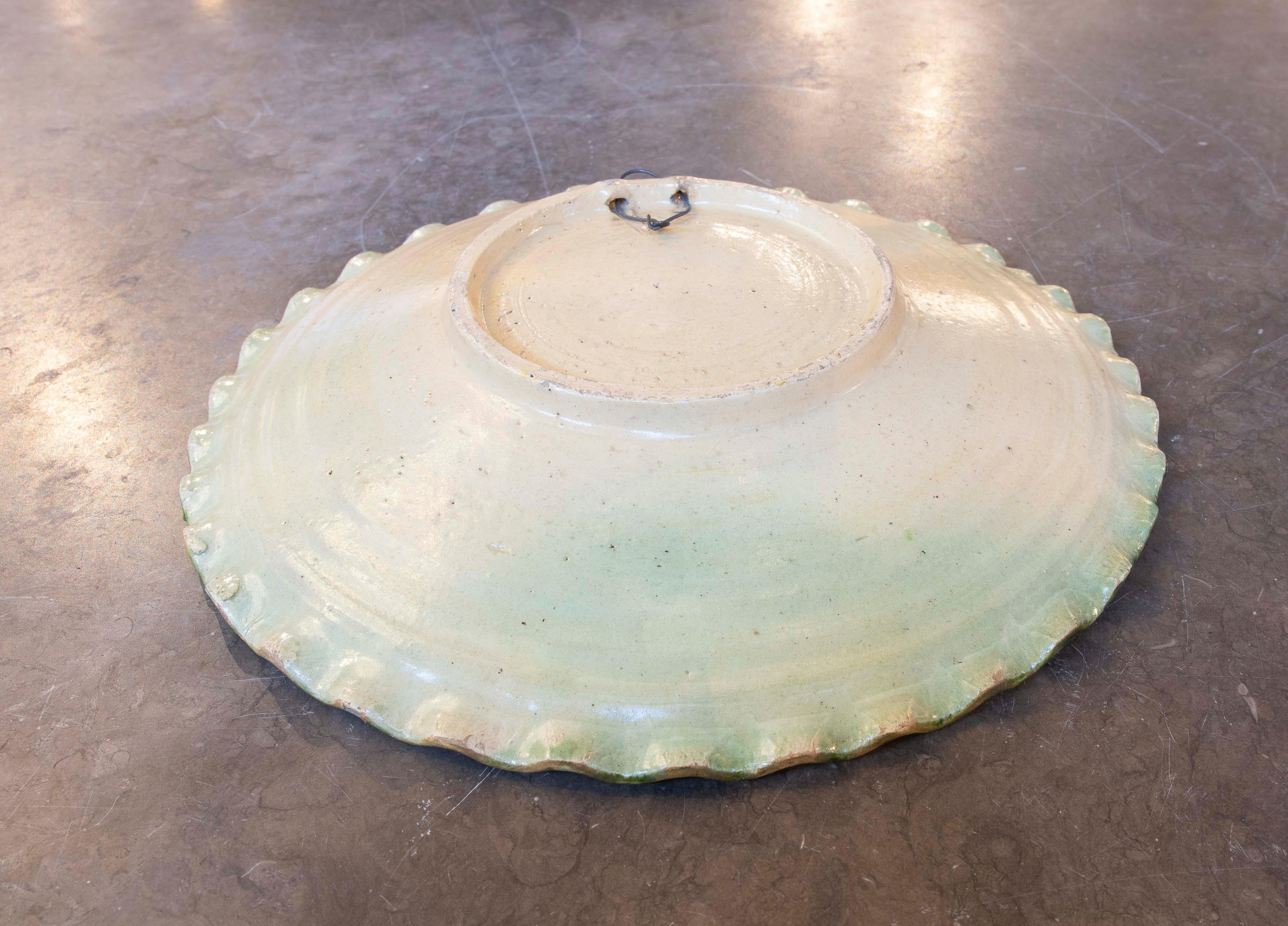 Céramique Assiette en céramique émaillée représentant le pont d'un archéologue avec une scène de chien et d'arbres en vente