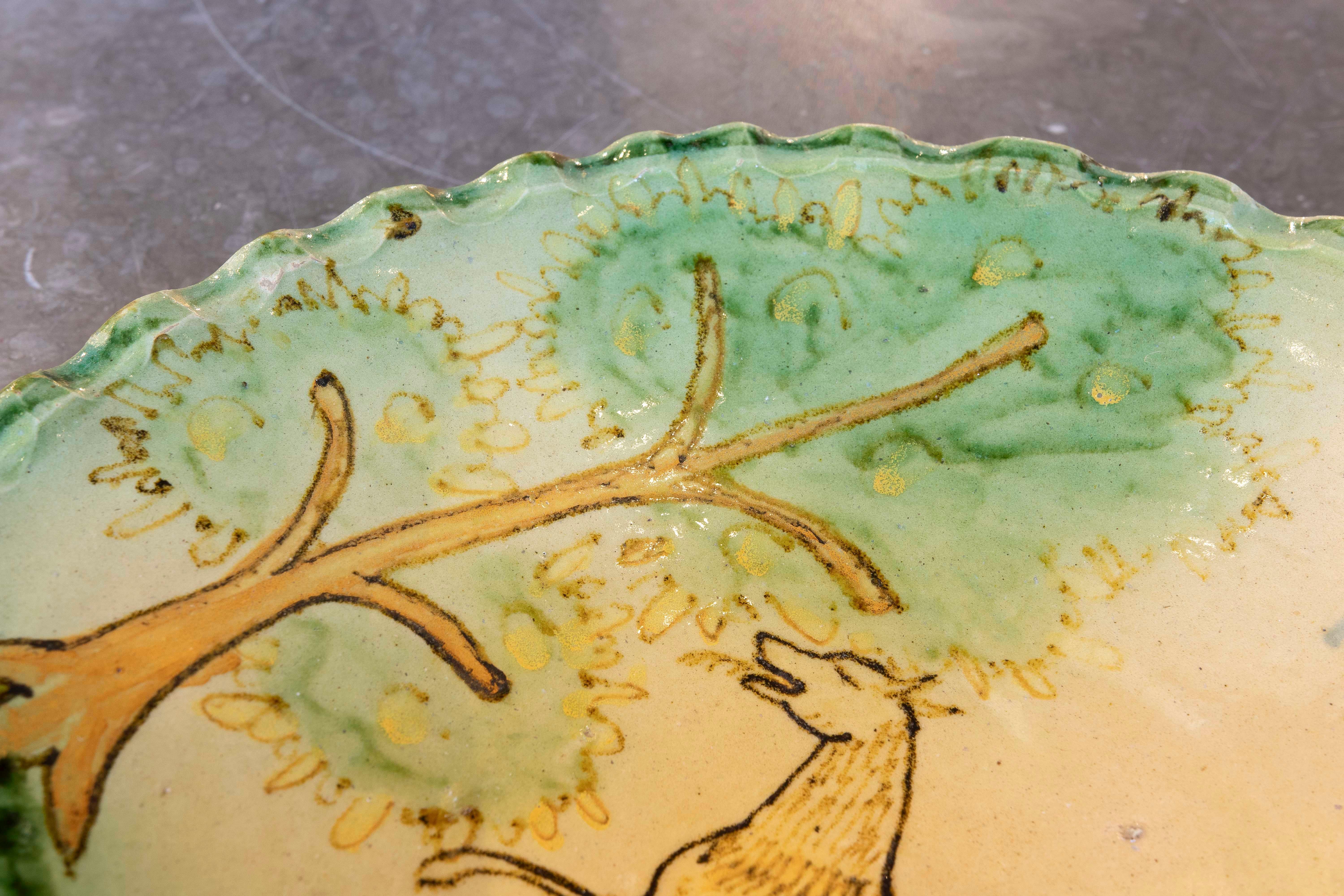 Assiette en céramique émaillée représentant le pont d'un archéologue avec une scène de chien et d'arbres en vente 2