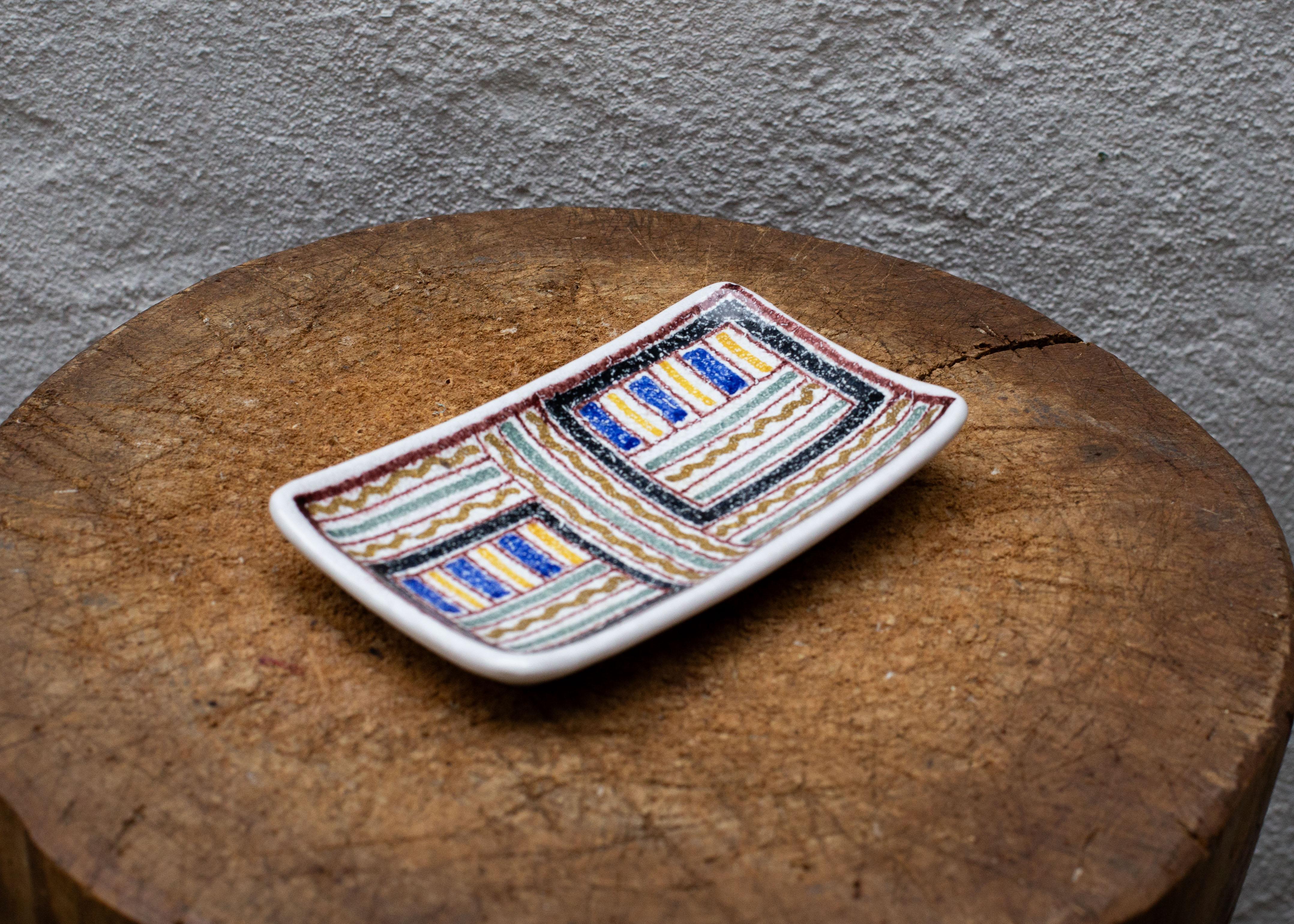 Assiette/Vide Poche en céramique émaillée dans le style de Guido Gambone, Italie, c.C. 1960

Un fourre-tout simple et élégant avec un motif géométrique et texturé. Rappelant les céramiques de Guido Gambone, marqué 