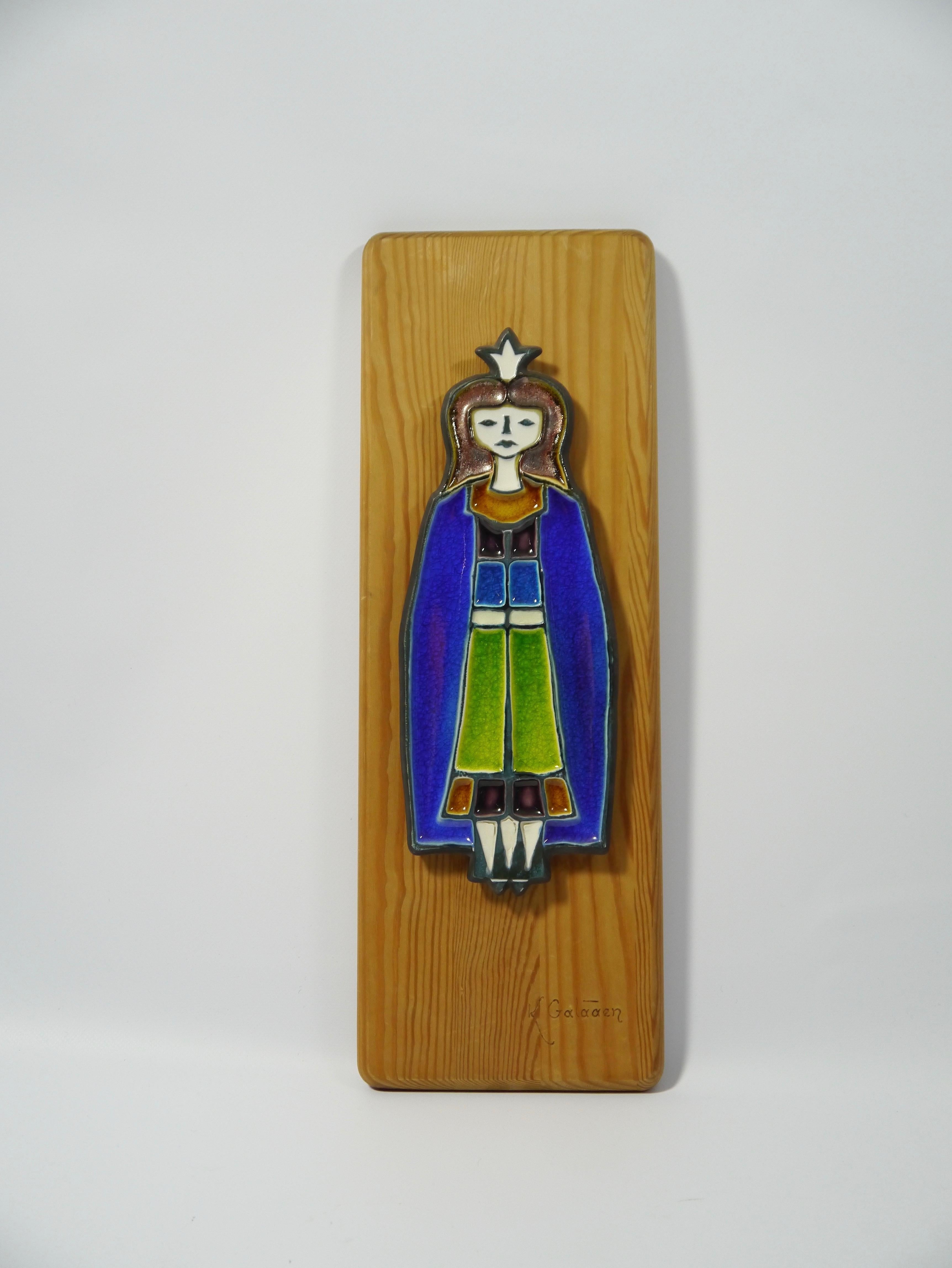 Glazed ceramic princess figure mounted on a pine wall plaque, designed by Konrad Galaaen (1923-2004) and fabricated in the 1950s at Porsgrund Porselænsfabrik (est 1885) in Norway.