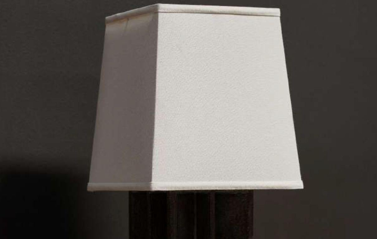 Lampe sculpturale en céramique émaillée - Smoke Neuf - En vente à Los Angeles, CA