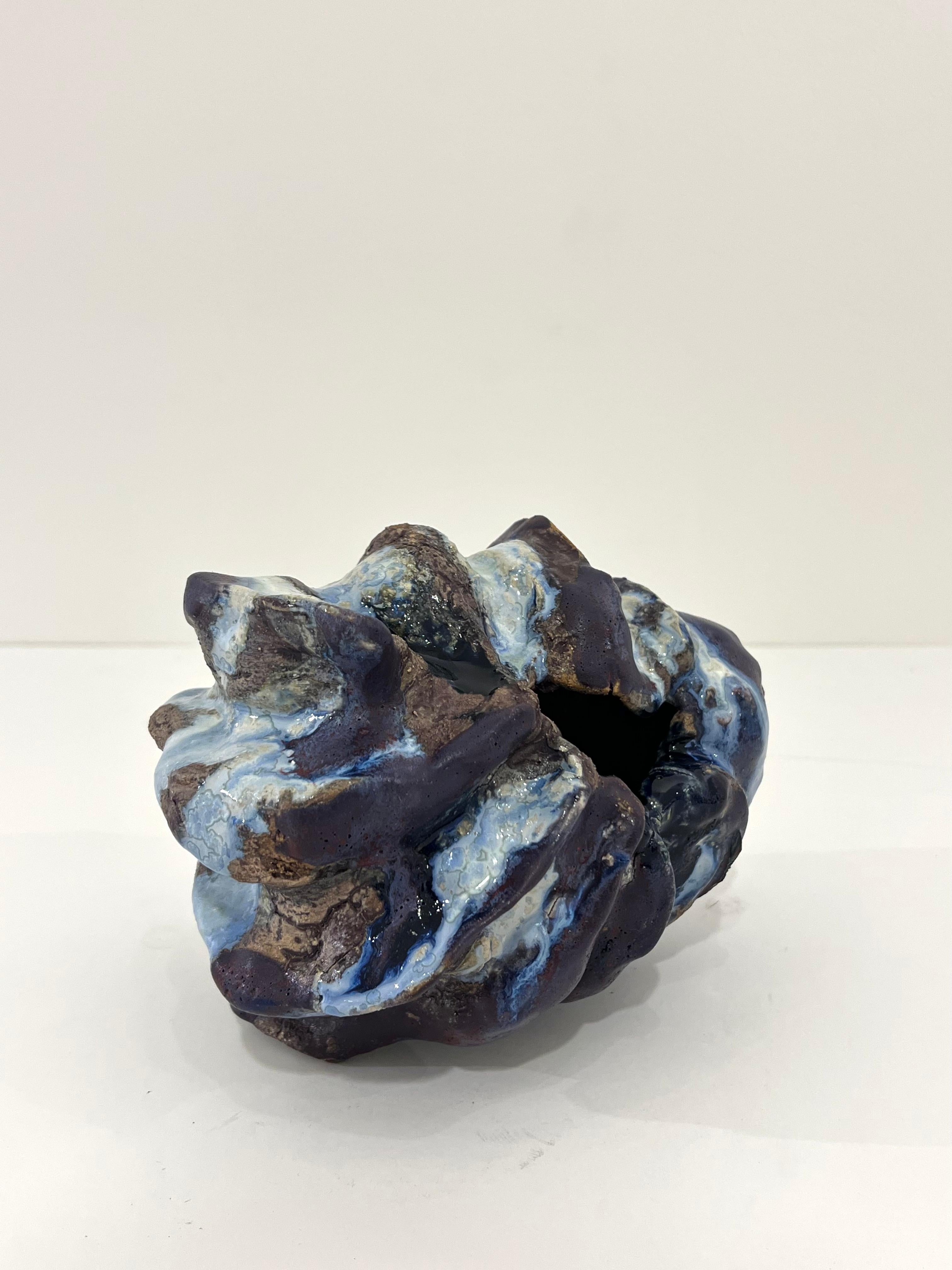 Piccolo vaso scultoreo in ceramica smaltata del ceramista danese contemporaneo Henrik Folsgaard. Il suo lavoro ricorda l'artista americano George Ohr, il cui lavoro è stato considerato un primo esempio di ceramica espressionista astratta.
*Vaso più