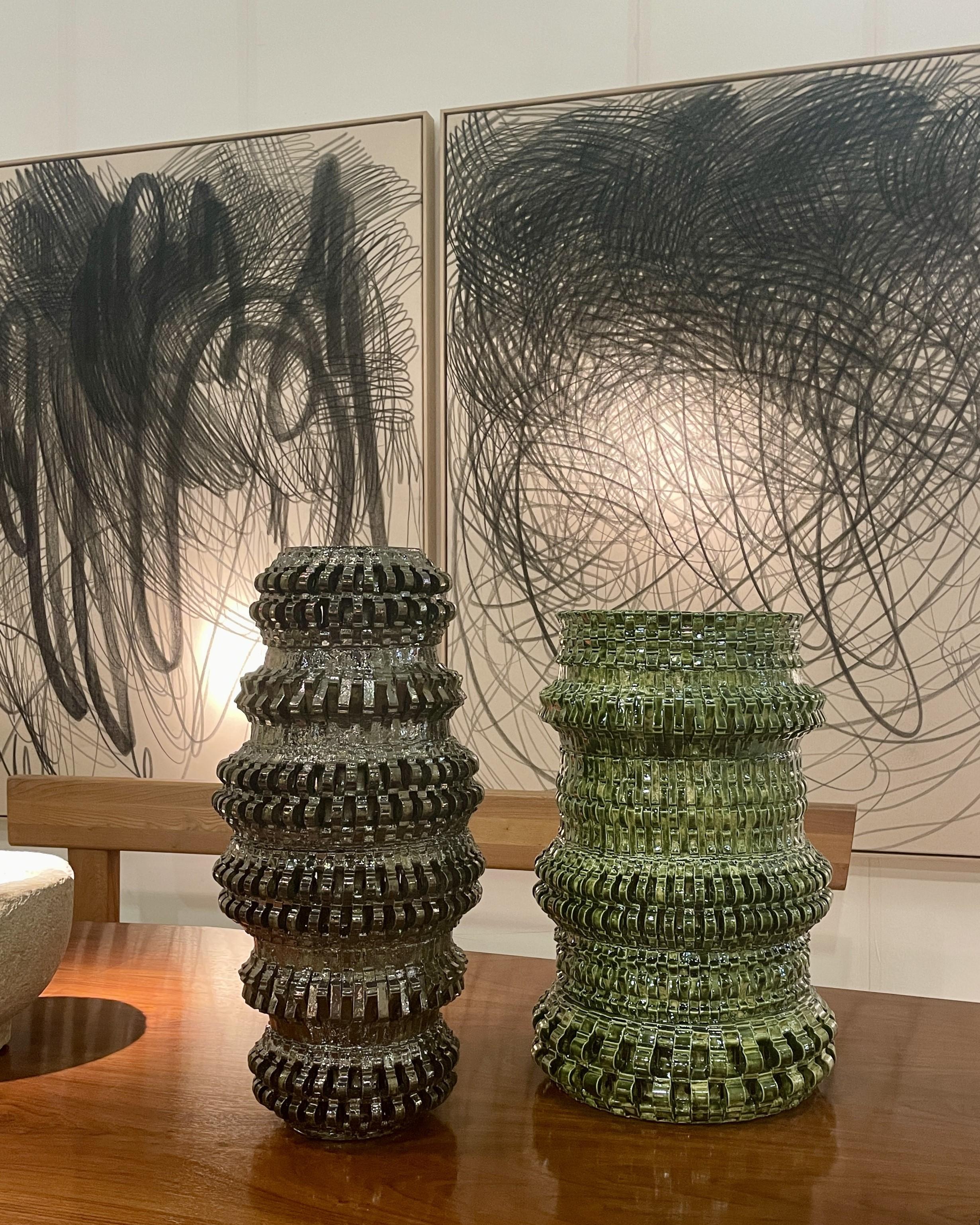 Vernissé Vase sculptural en céramique émaillée de Freyja Dorren Unique Contemporary UK en vente