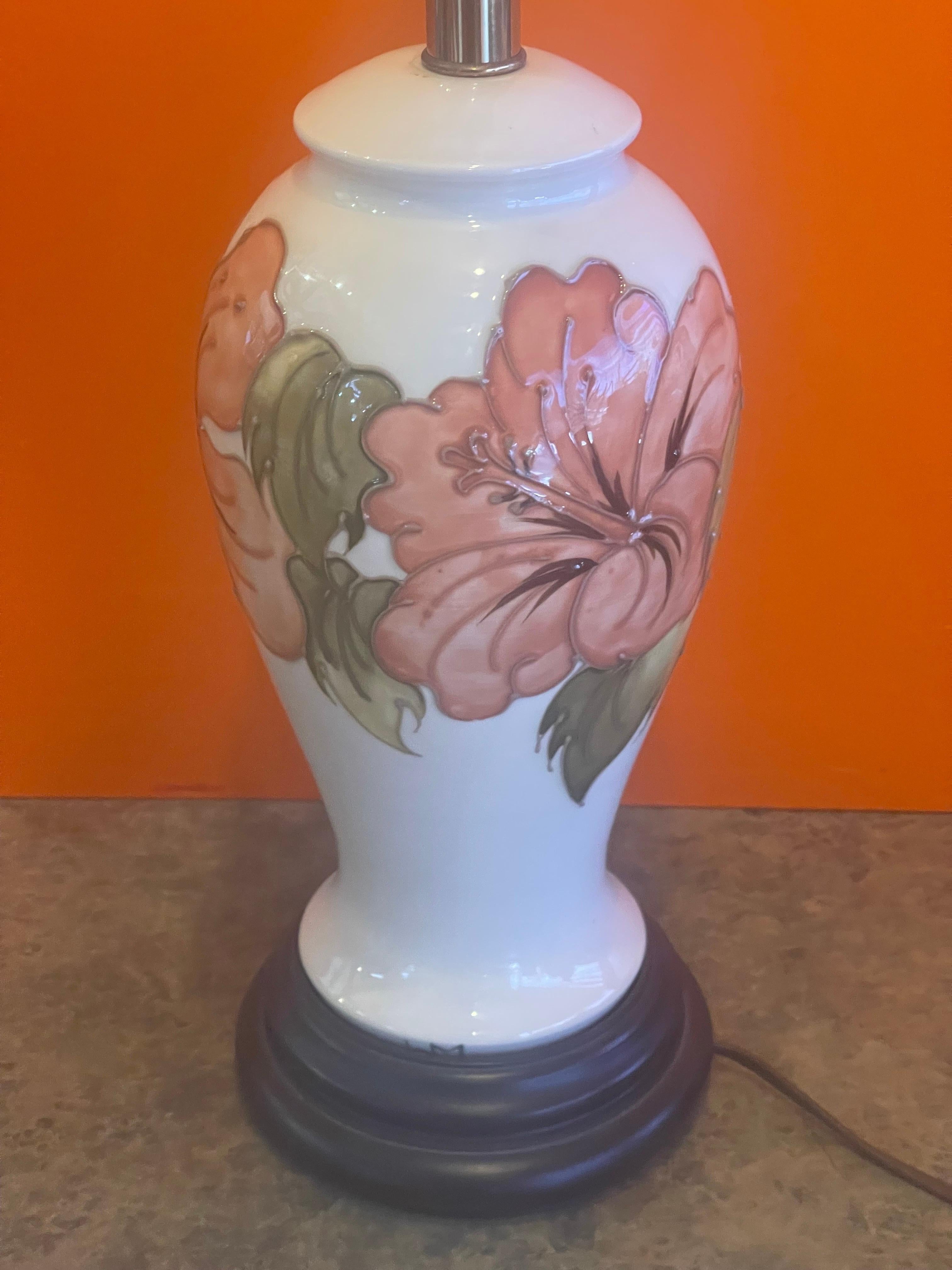 Glazed Ceramic Studio Pottery Table Lamp on Walnut Base by Moorcroft In Good Condition For Sale In San Diego, CA