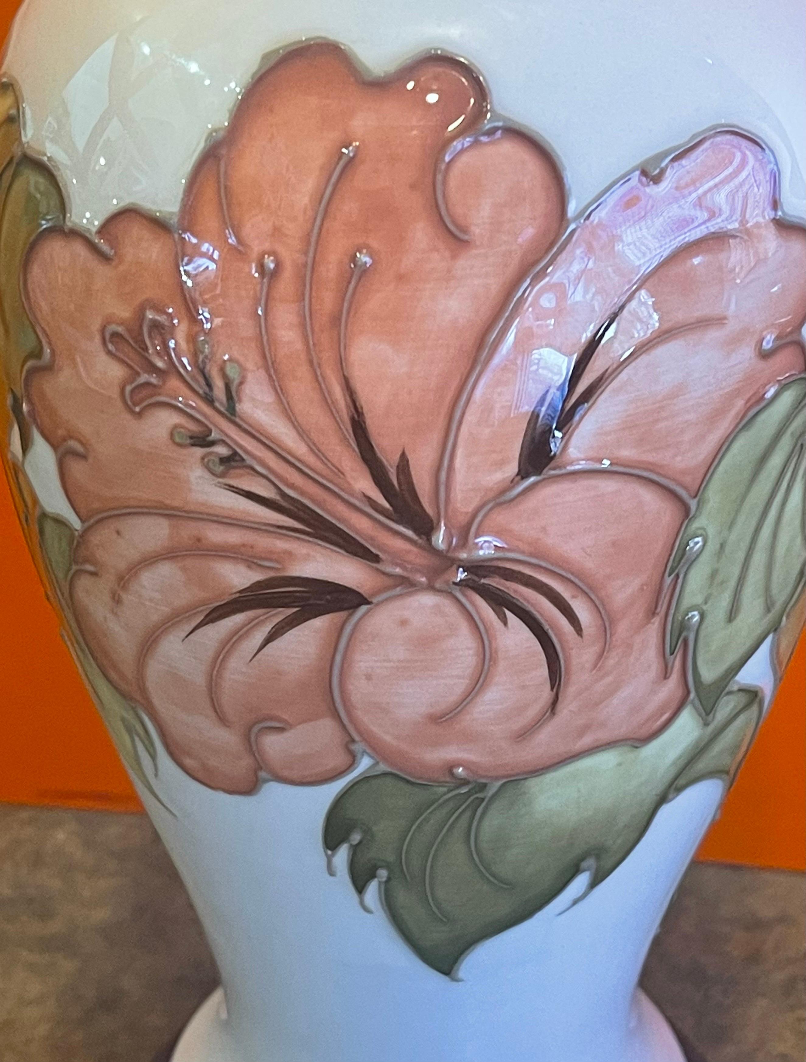 Métal Lampe de table Studio Pottery en céramique émaillée sur base en noyer par Moorcroft en vente