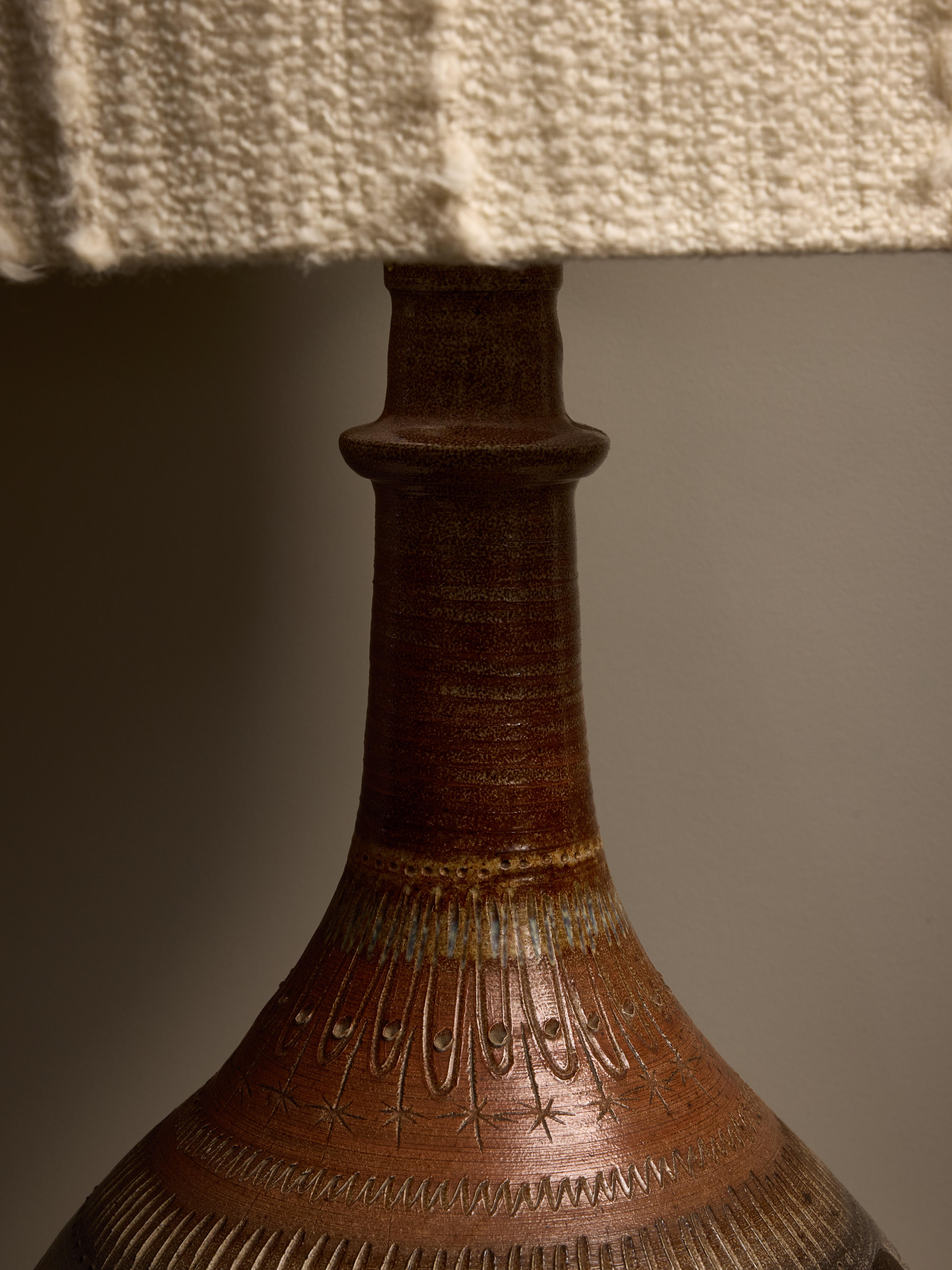 Français Lampe de table en céramique émaillée d'André L'helguen en vente