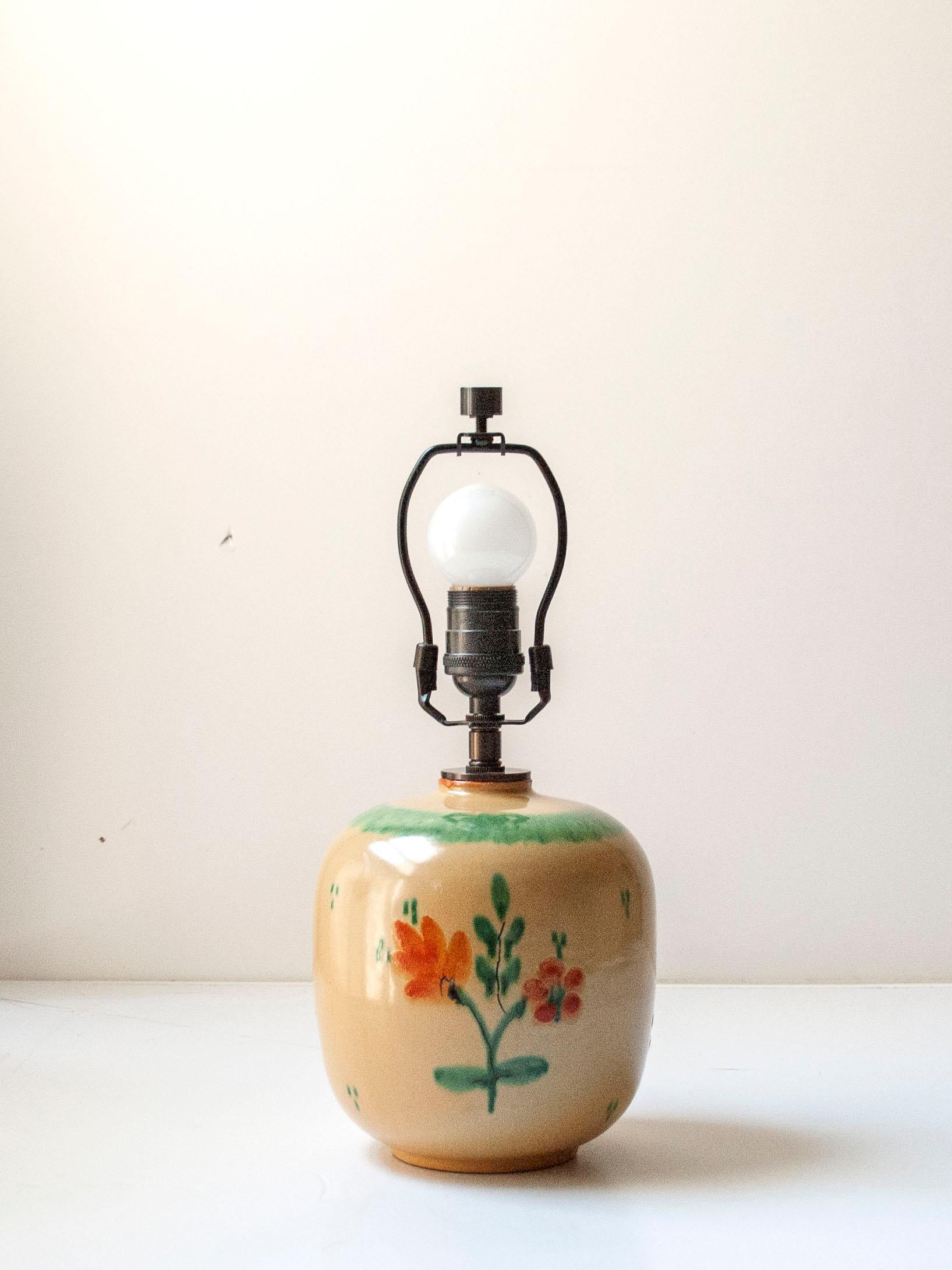 Lampe de table en céramique émaillée par Anna-Lisa Thomson pour Upsala Ekeby, Suède, c. 1940

Magnifique lampe de table en céramique émaillée jaune beurre avec des détails floraux abstraits orange et verts. 

Cette lampe a été transformée à partir