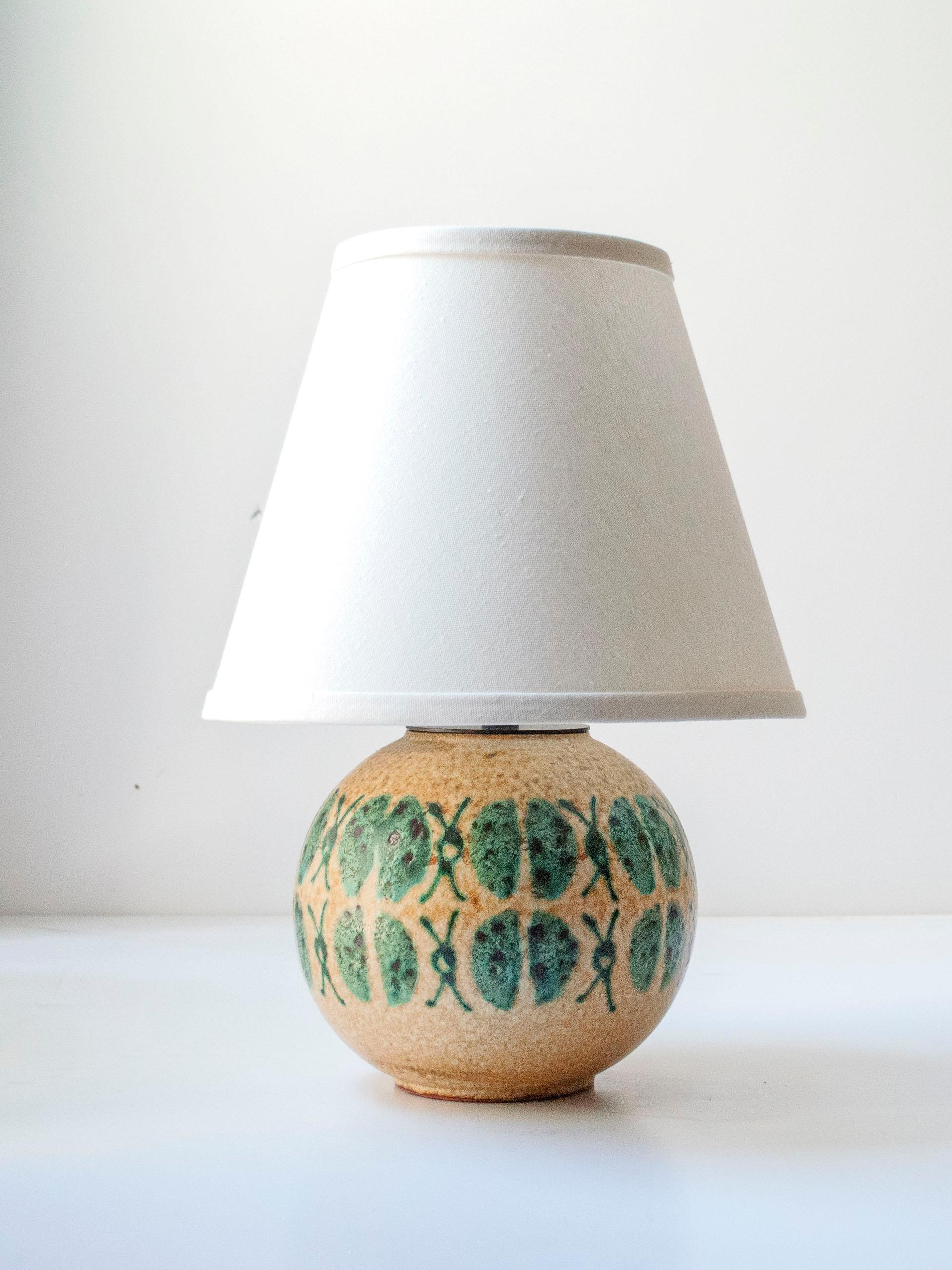 Llamativa lámpara de sobremesa verde intenso y amarillo pálido, creada por 
Carstens Tönnieshof.

Recién recableada con un regulador de intensidad de 3 vías y un cable negro de seda trenzada de 2,5 m.

-

Materiales: Cerámica esmaltada 
Dimensiones: