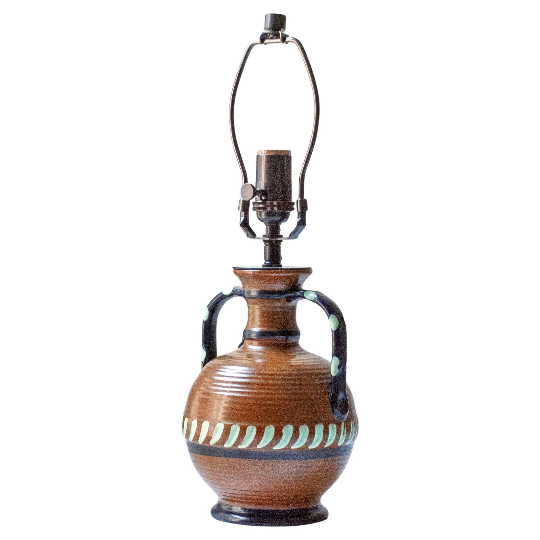 Lampada da tavolo in ceramica smaltata di Harald Östergren, Upsala Ekeby, Svezia, 1940

Lampada da tavolo in ceramica smaltata con decorazioni dipinte a mano, di Harald Östergren. Probabilmente è stato realizzato intorno al 1940. 

Questa lampada è