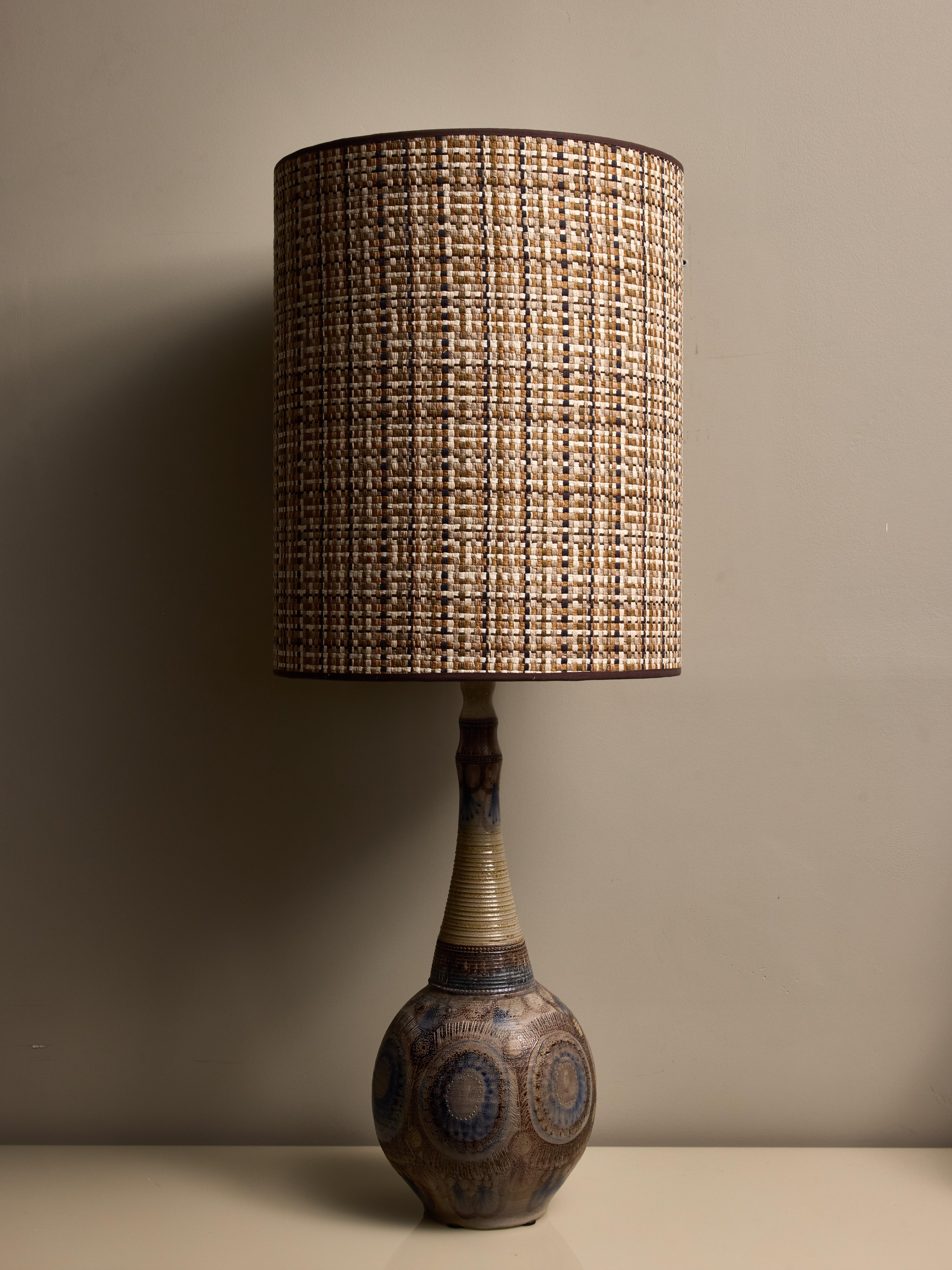 Pièce en céramique émaillée de couleur beige, marron et bleue, créée par l'artiste français Jean-Claude Courjault. Il est orné d'un abat-jour contemporain.
La base est signée : 