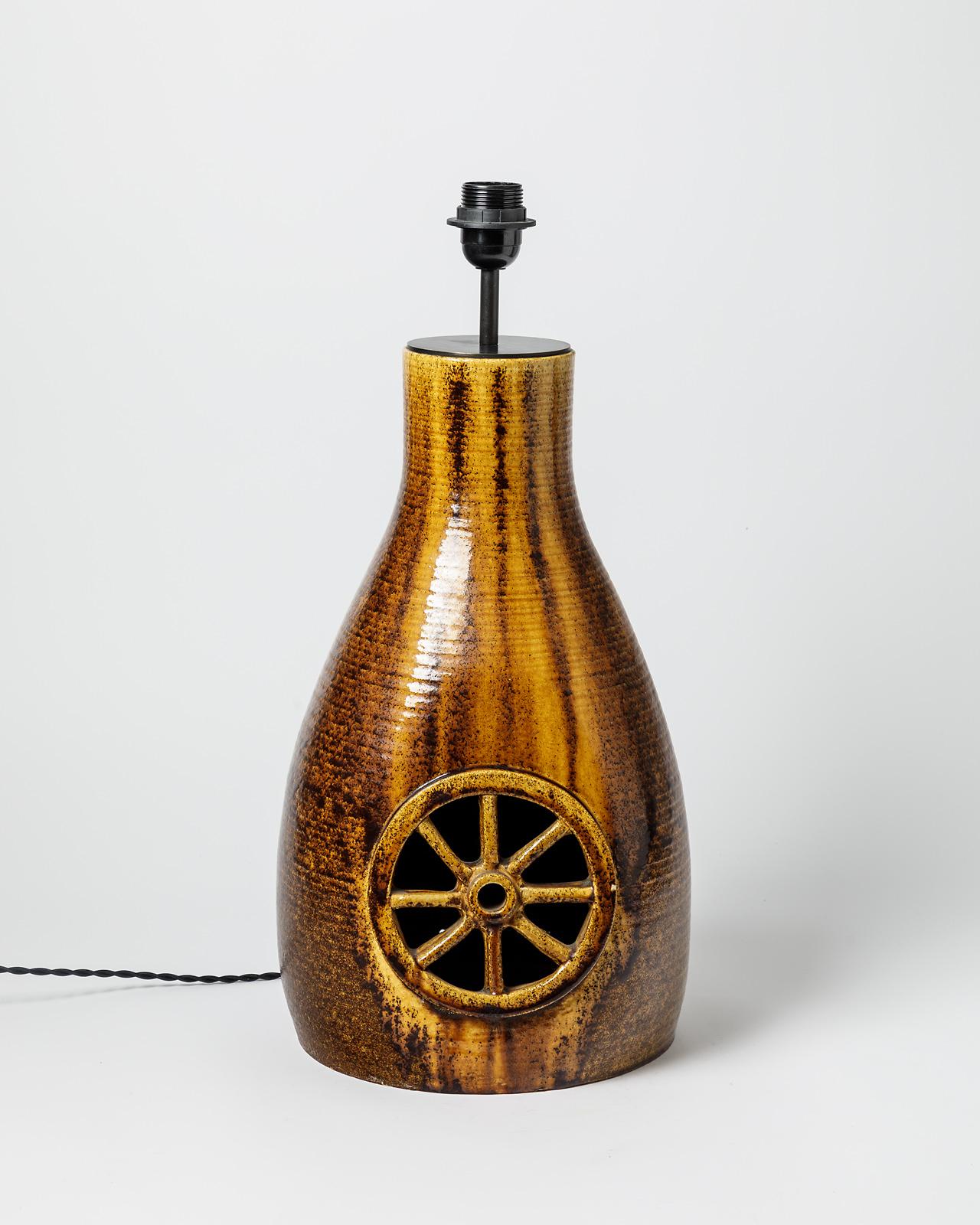 Lampe en céramique émaillée par Les potiers d'Accolay.
Conditions d'origine parfaites. 
Signature de l'Artistics sous la base 