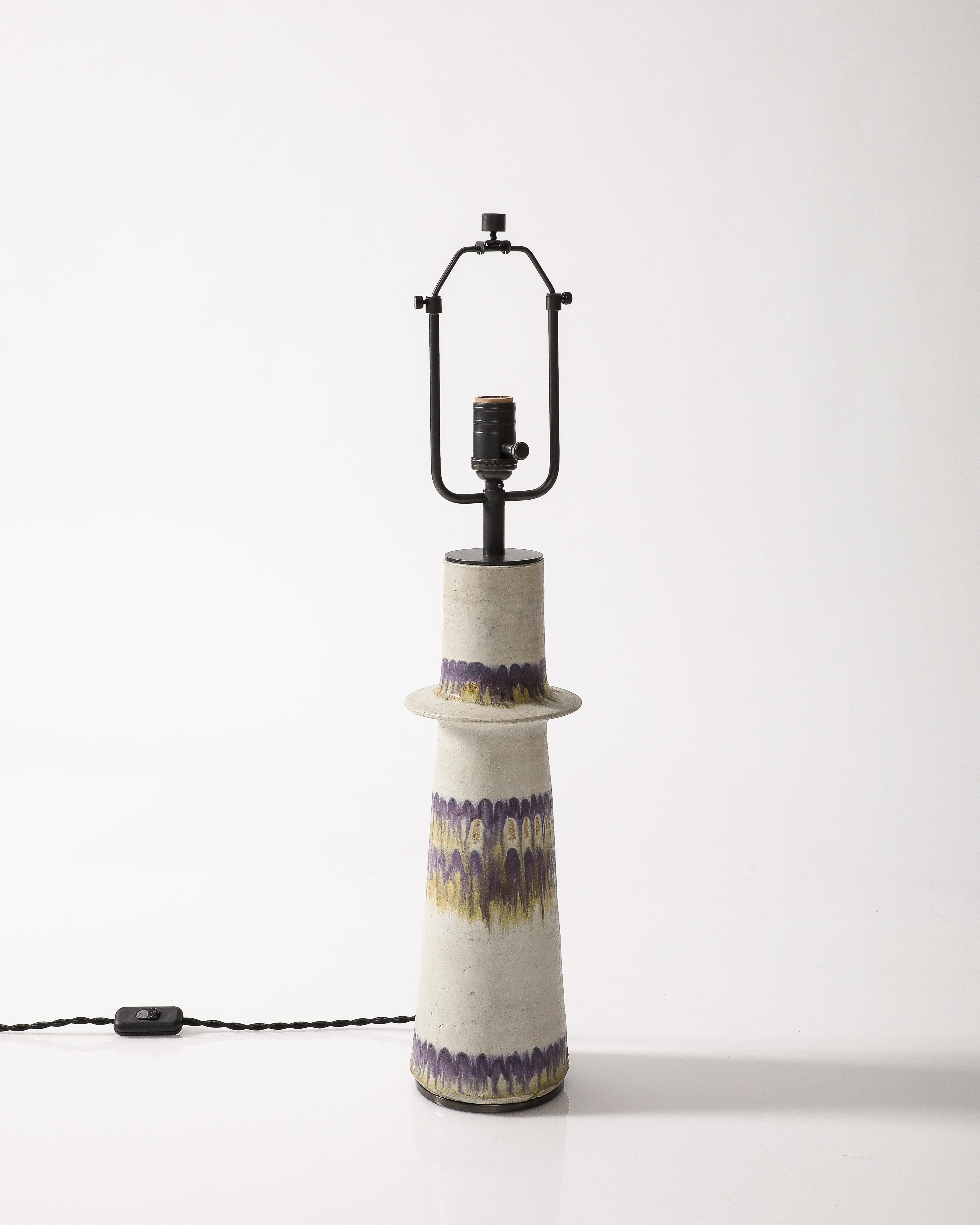 Lampe en céramique émaillée de forme unique.