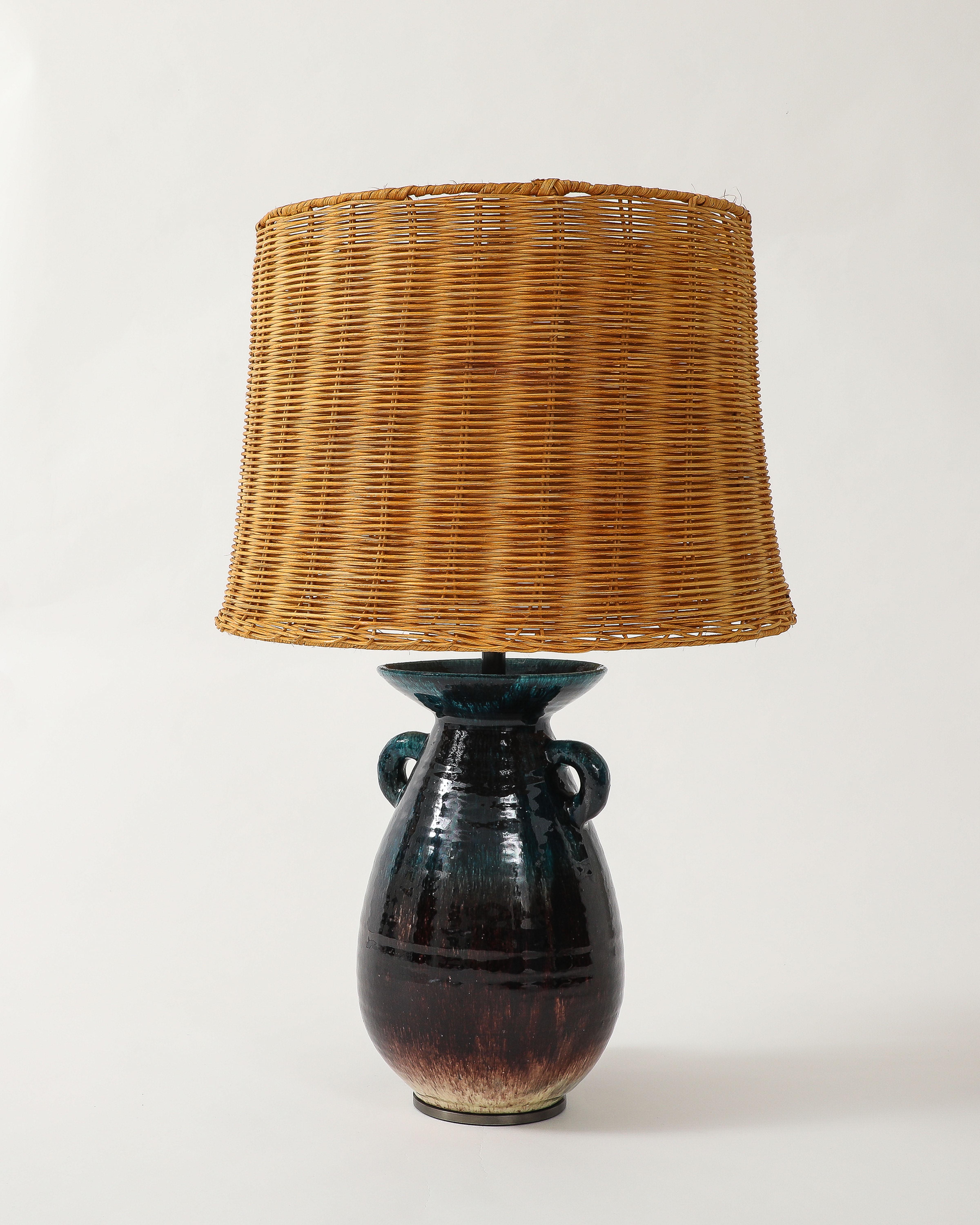 Lampada da tavolo in ceramica smaltata di grande effetto, ricavata da un vaso Accolay smaltato verde-blu.

Recentemente è stato ricablato con un'arpa regolabile. L'altezza può essere regolata da 23,25 a 28,25 pollici.