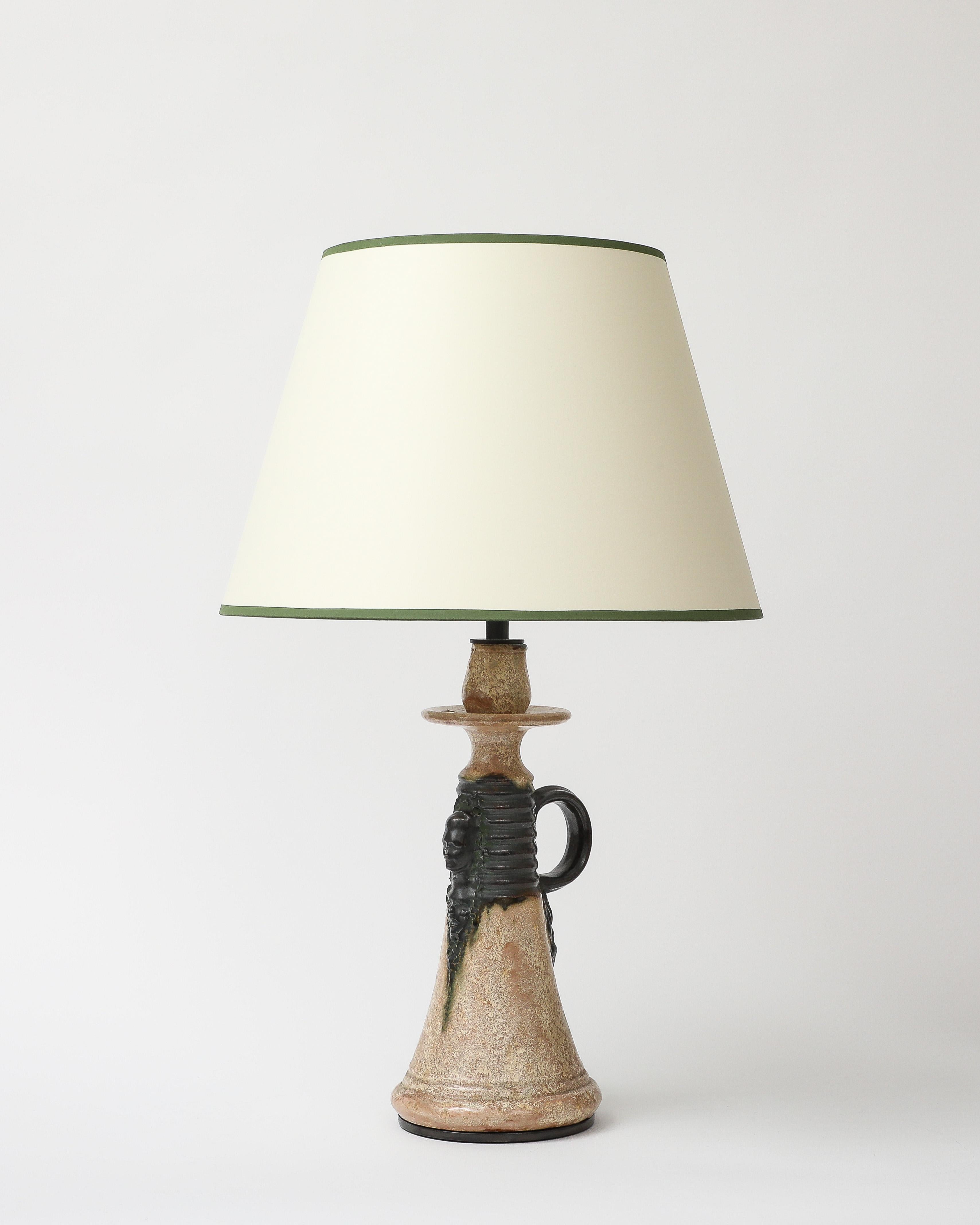 Français Lampe de table en céramique émaillée, France, c. 1960 en vente
