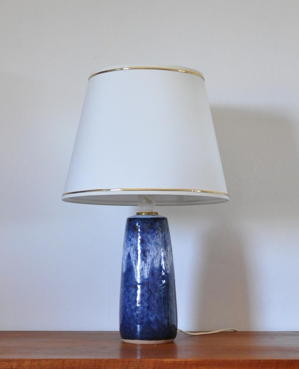 Blue and white glazed Ceramic Table lamp from Valholm, Denmark.
Excellent vintage condition, no chips, no cracks.
Item comes without shade.

Dimensions without shade (W x D x H): 11.5 x 11.5 x 34 cm
Height with shade: 55 cm
Light source: E27 Edison