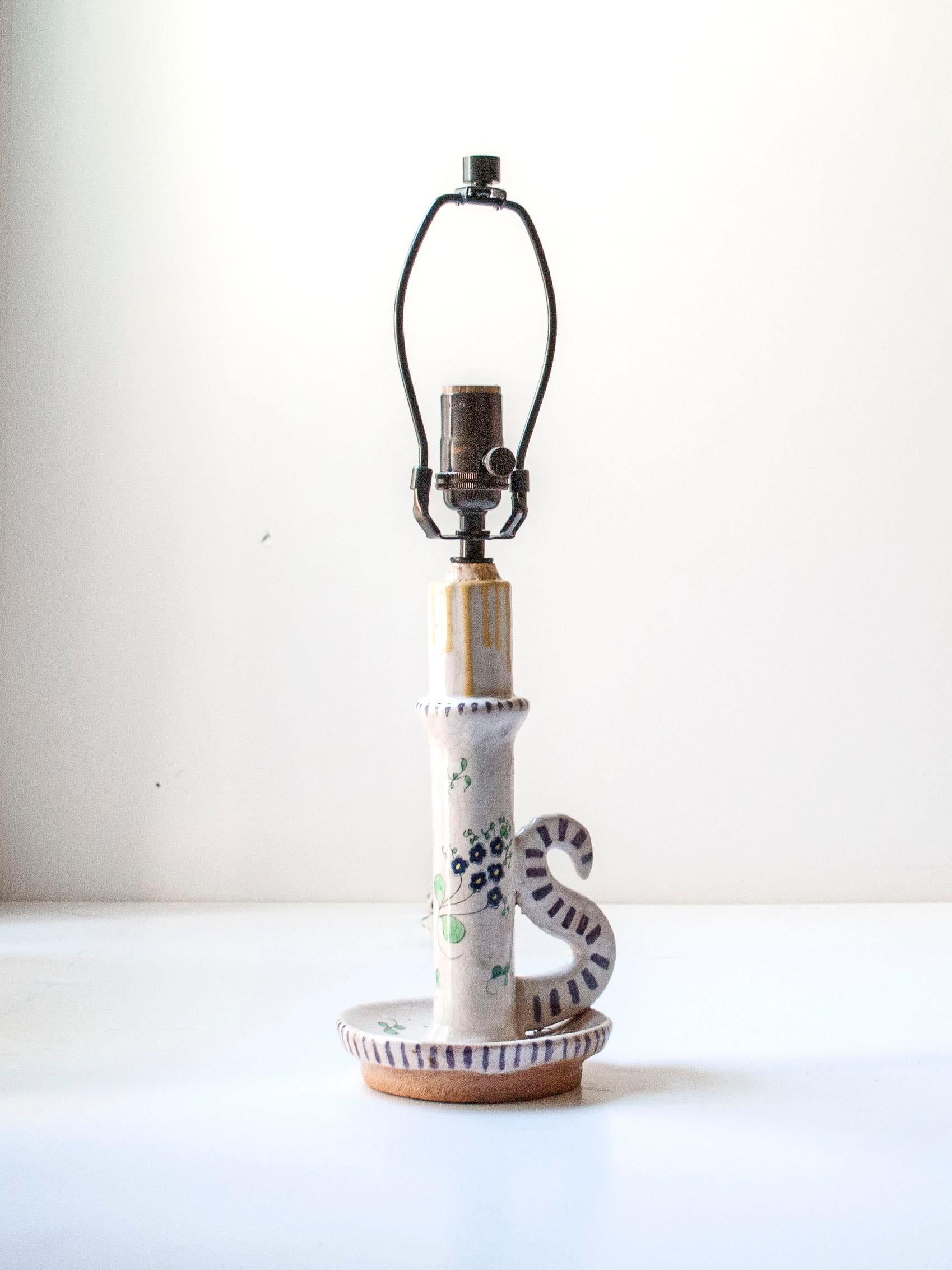 Encantadora lámpara de cerámica esmaltada en forma de candelabro, con ilustraciones florales en la base. 

Recién recableada con un regulador de intensidad de 3 vías y un cable negro de seda trenzada de 2,5 m.

-

Materiales: Cerámica esmaltada