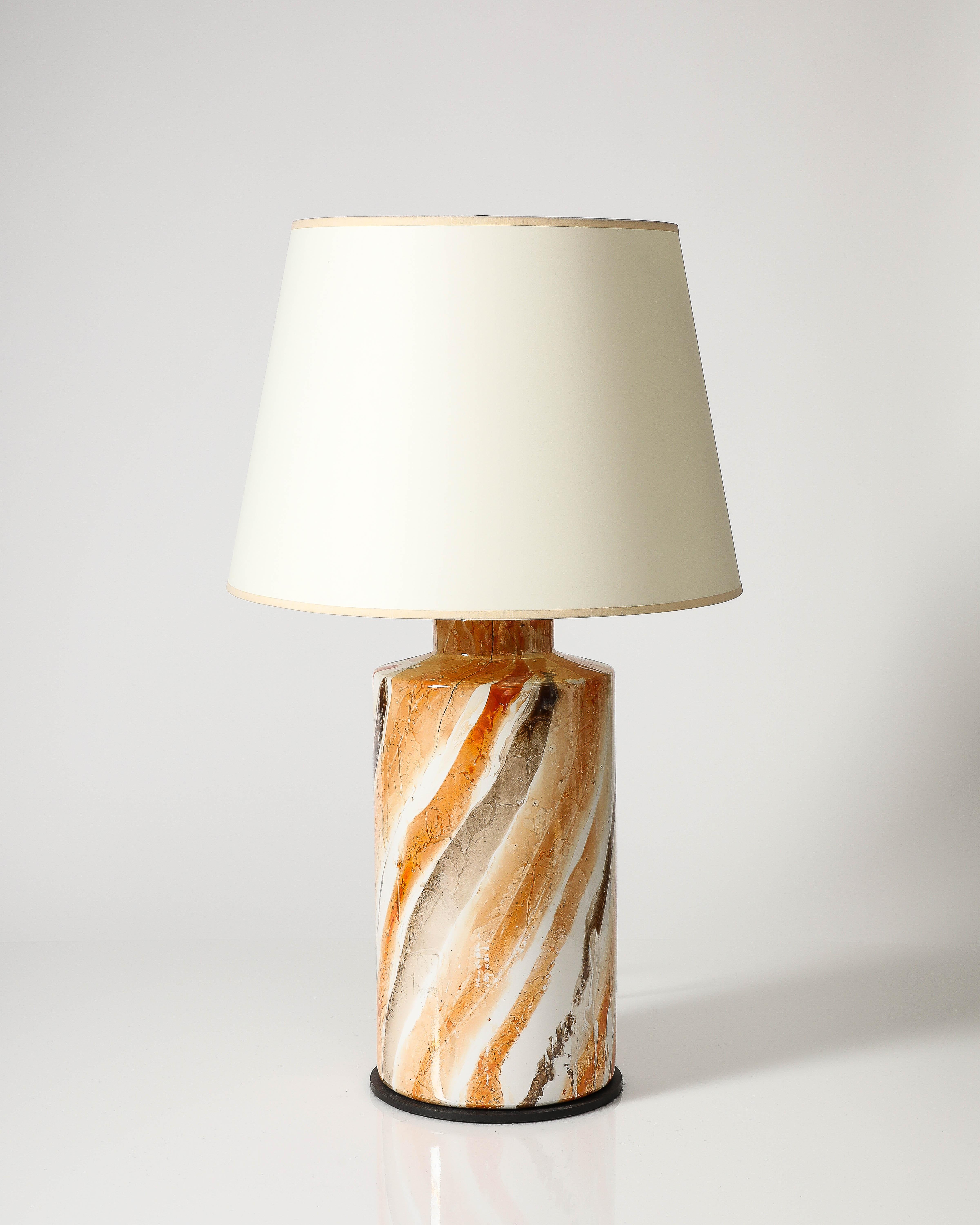 Lampe de table en céramique émaillée avec un motif unique de couleur terre.