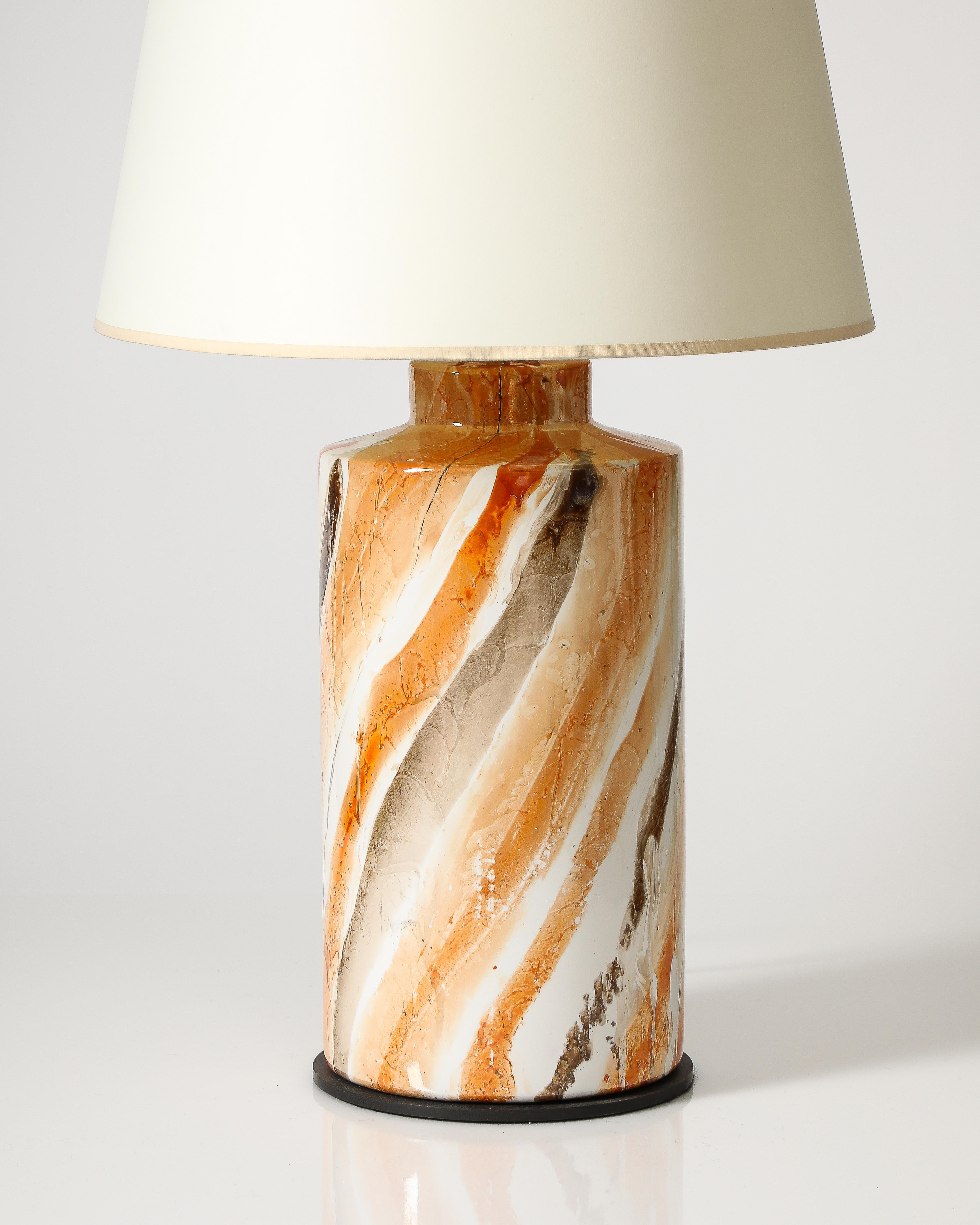 Lampe de table en céramique émaillée, États-Unis, vers 1950 Excellent état - En vente à New York City, NY