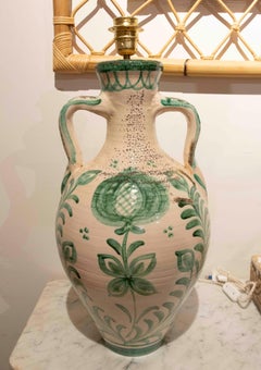 Lampe de table en céramique émaillée avec motif floral vert.