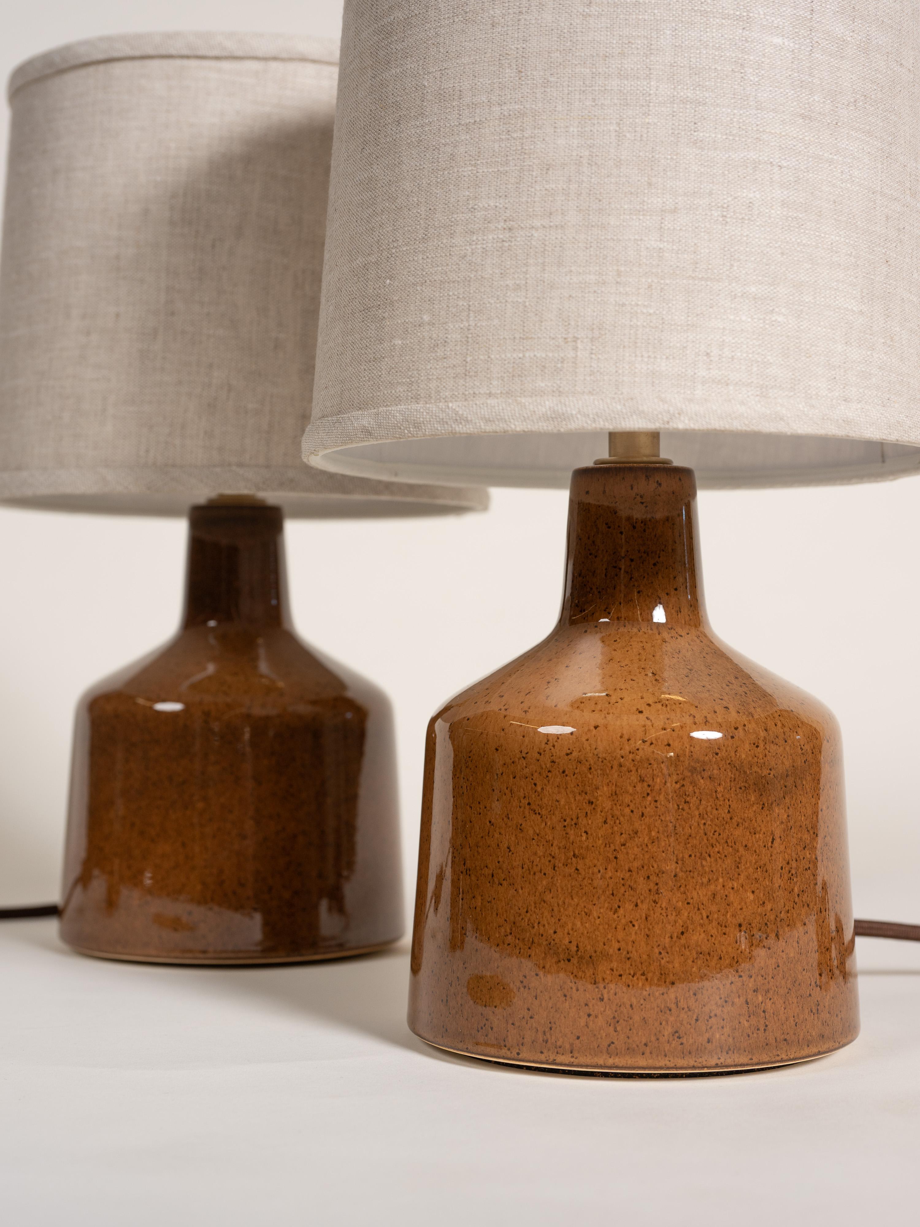 Connue sous le nom de lampe Martin,  Vendues par paire, ces lampes de table en céramique émaillée sur mesure et en liège brillant sont fabriquées au nord de l'État de New York par Stone and Sawyer pour Lawson-Fenning. A peine utilisé et prêt à être