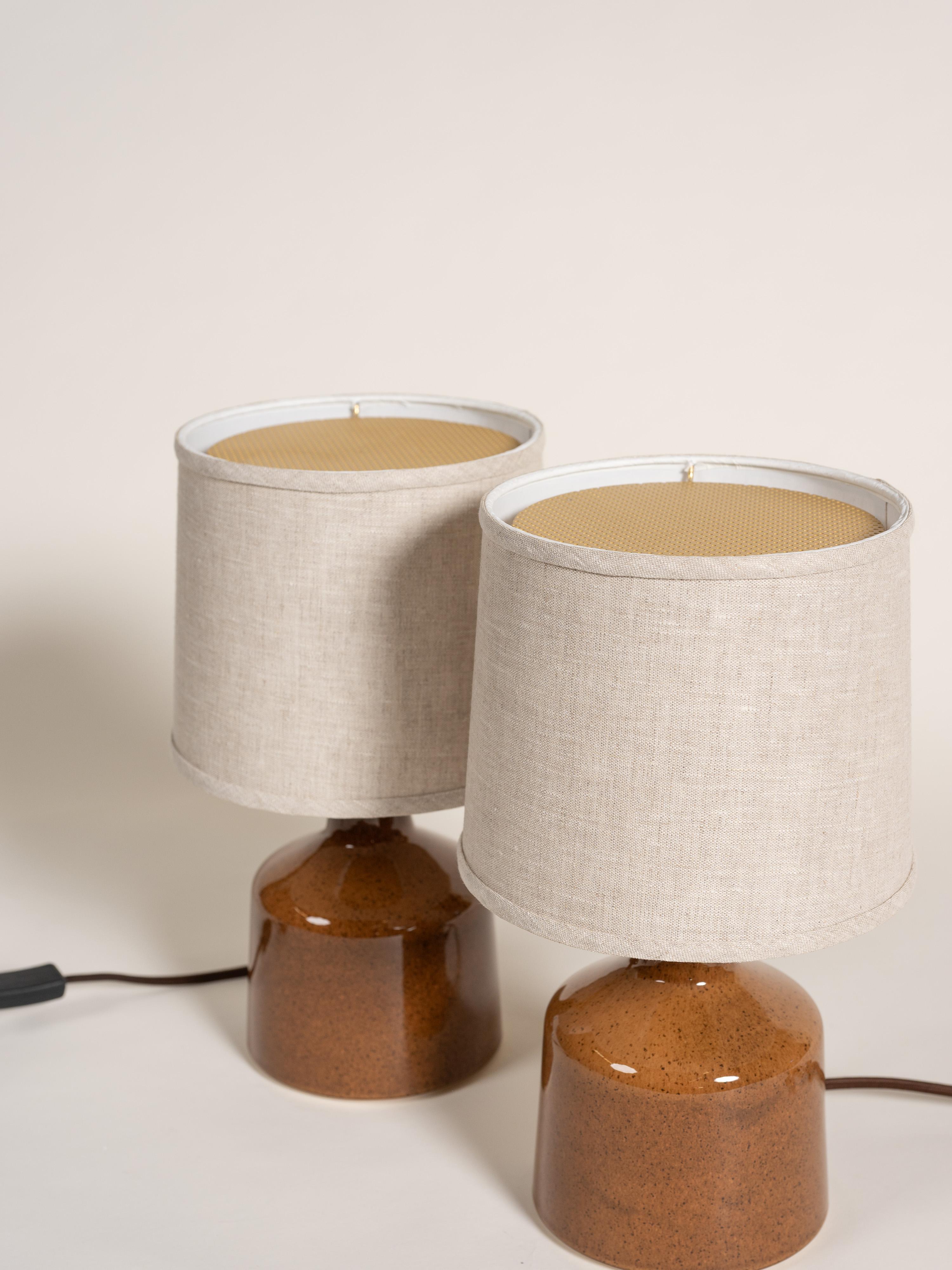 Organique Lampes de table en céramique émaillée avec abat-jour en lin naturel, États-Unis, 21e siècle en vente