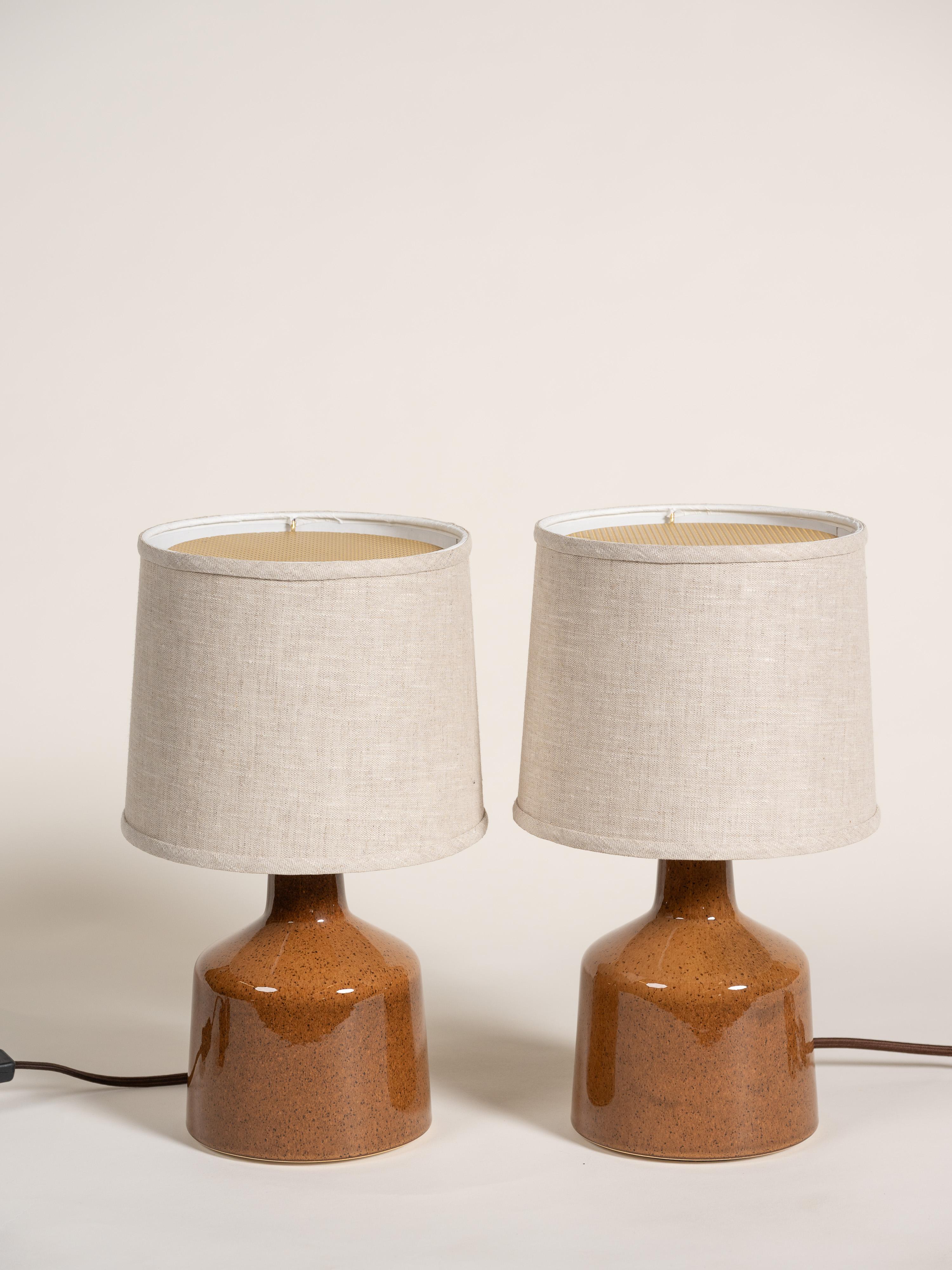 Américain Lampes de table en céramique émaillée avec abat-jour en lin naturel, États-Unis, 21e siècle en vente