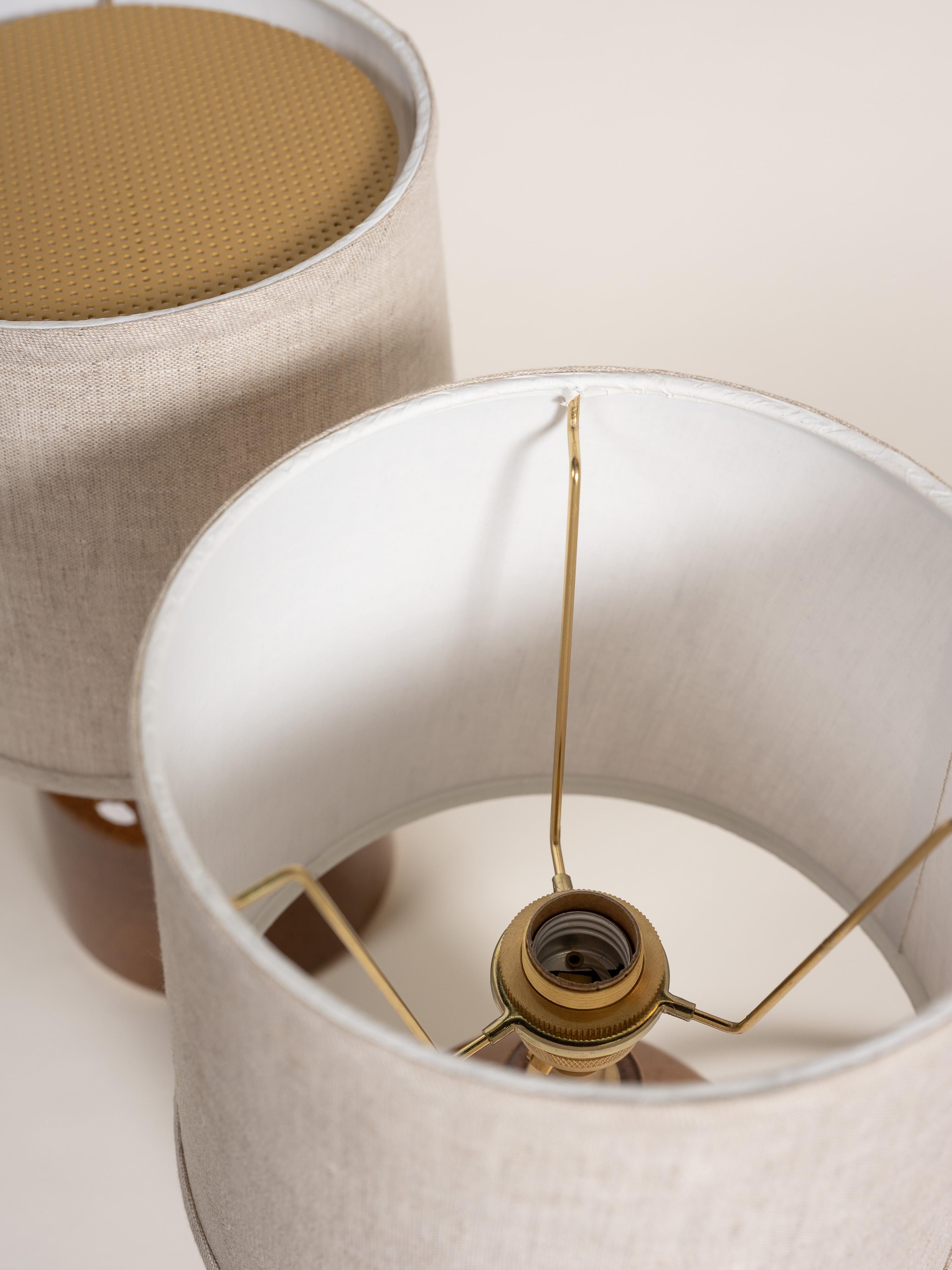 Lampes de table en céramique émaillée avec abat-jour en lin naturel, États-Unis, 21e siècle Excellent état - En vente à San Francisco, CA