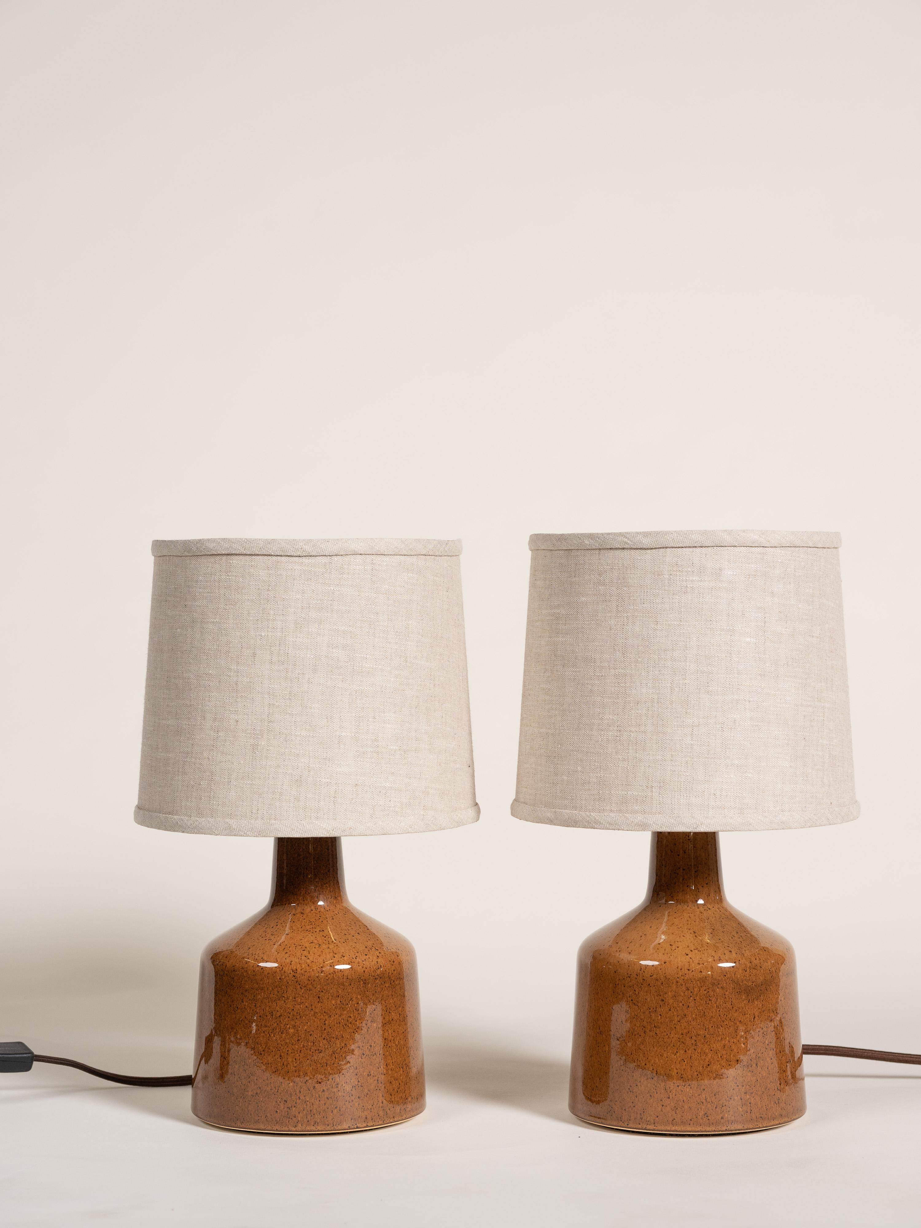 Laiton Lampes de table en céramique émaillée avec abat-jour en lin naturel, États-Unis, 21e siècle en vente