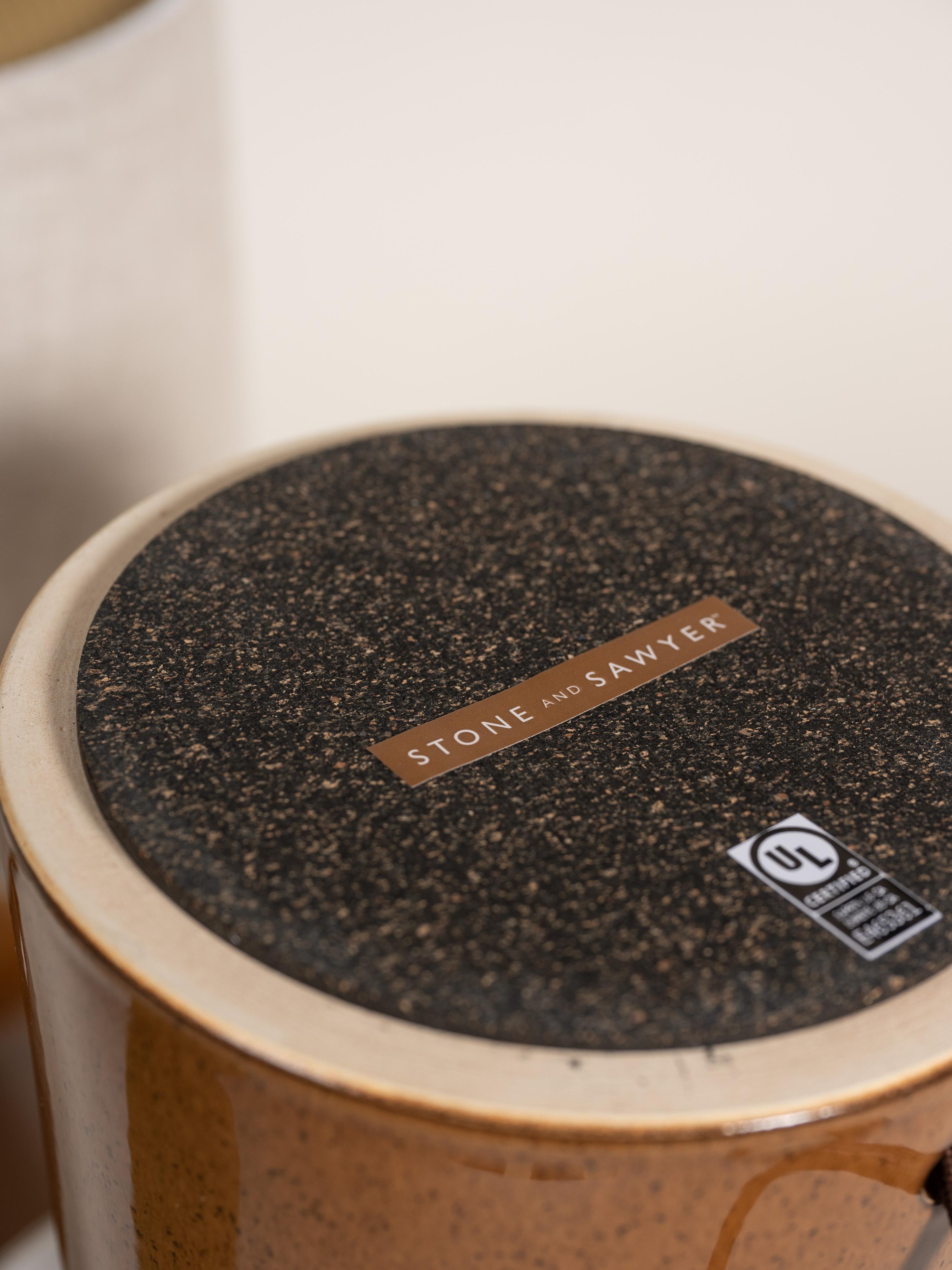 Lampes de table en céramique émaillée avec abat-jour en lin naturel, États-Unis, 21e siècle en vente 1