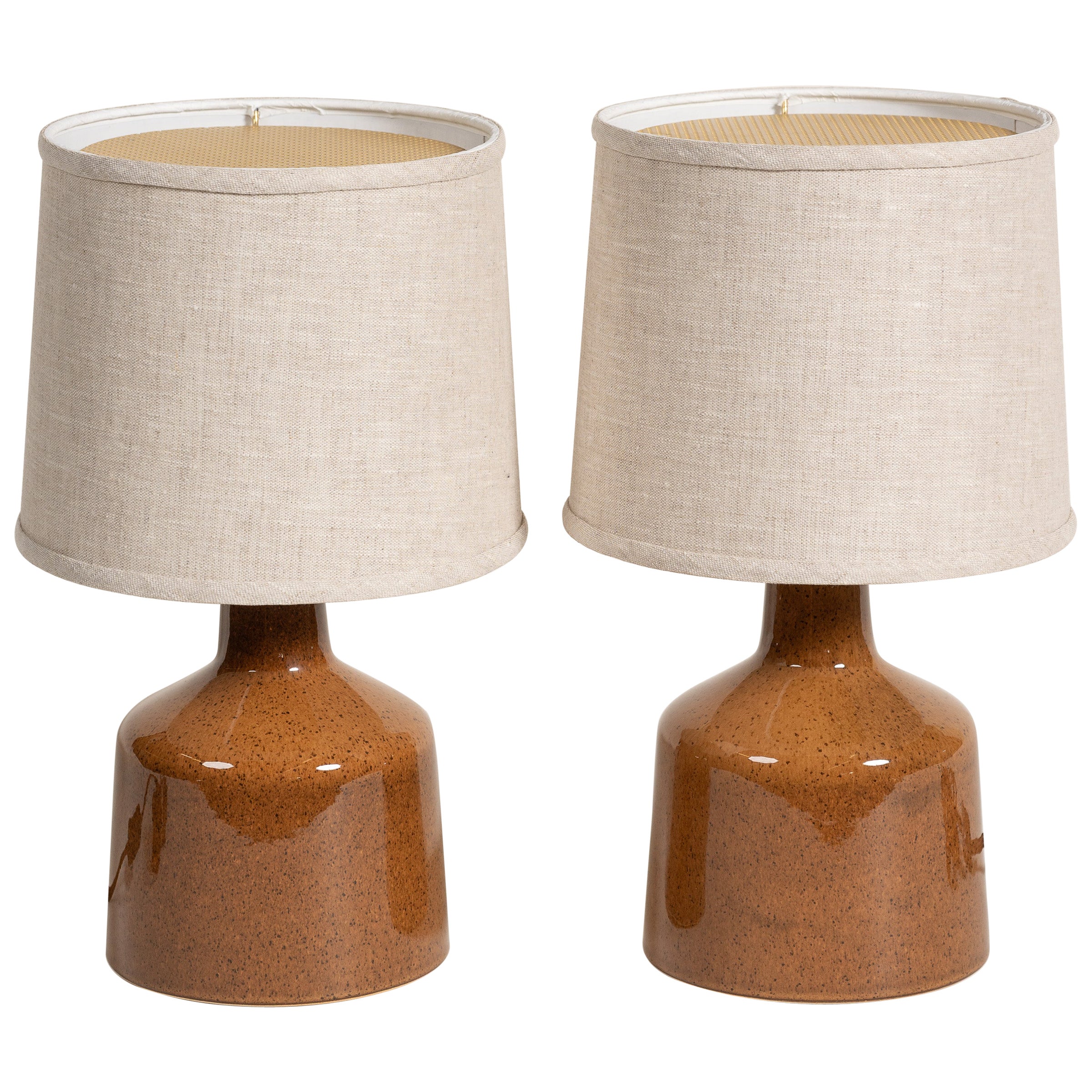 Lampes de table en céramique émaillée avec abat-jour en lin naturel, États-Unis, 21e siècle en vente