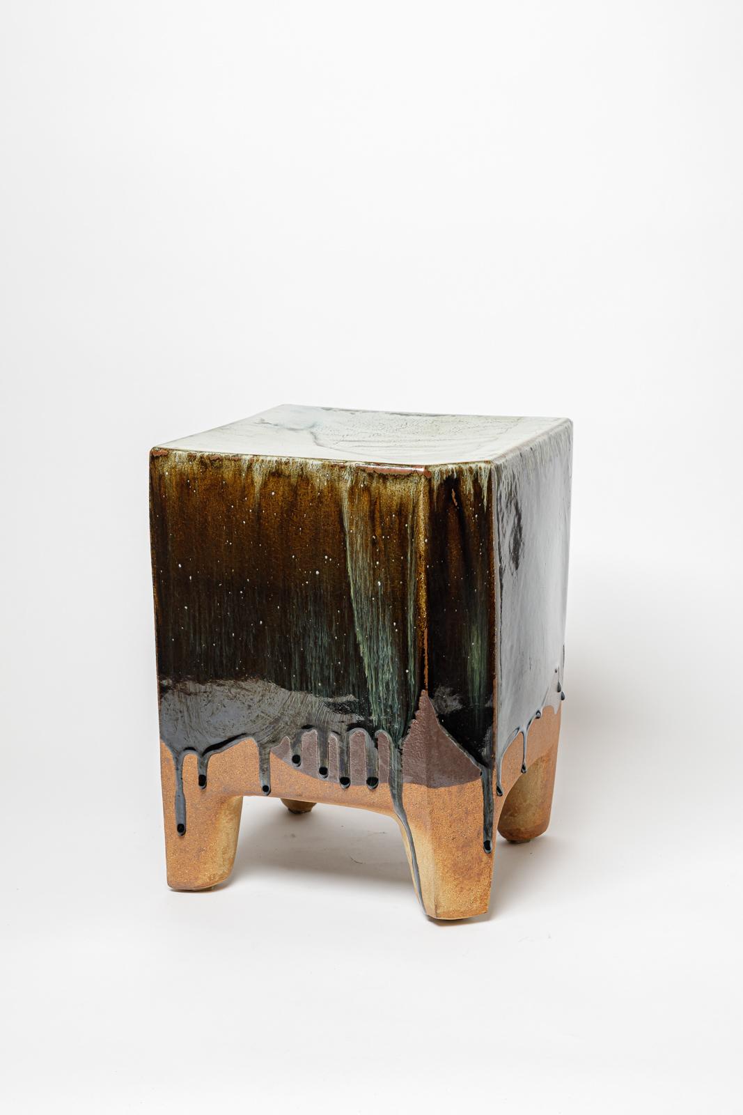 Table ou tabouret en céramique émaillée de Marie-Lucie Trinquand, 2025.
Signature de l'artiste sous la base. 2025. Pièce unique.
H : 15.7 x 11.4 x 11.4 pouces.

