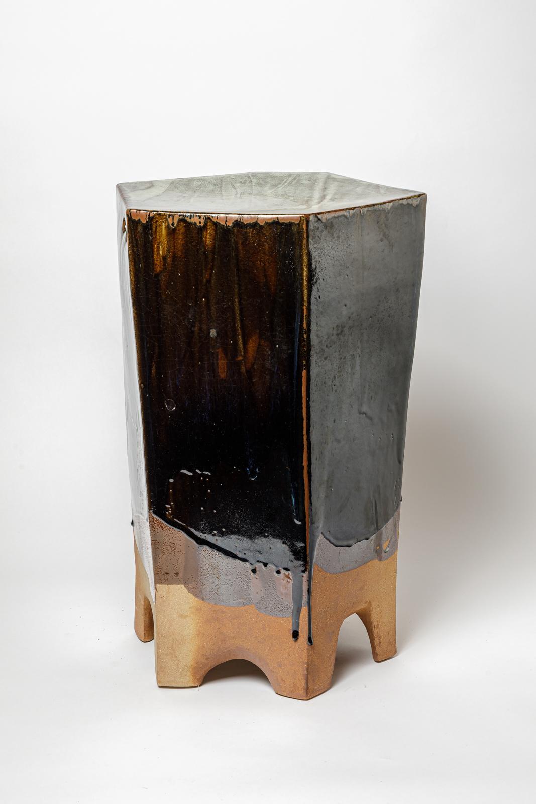 Table ou tabouret en céramique émaillée de Marie-Lucie Trinquand, 2025.
Signature de l'artiste sous la base. 2025. Pièce unique.
H : 23.4 x 15.5 x 13.8 pouces.

